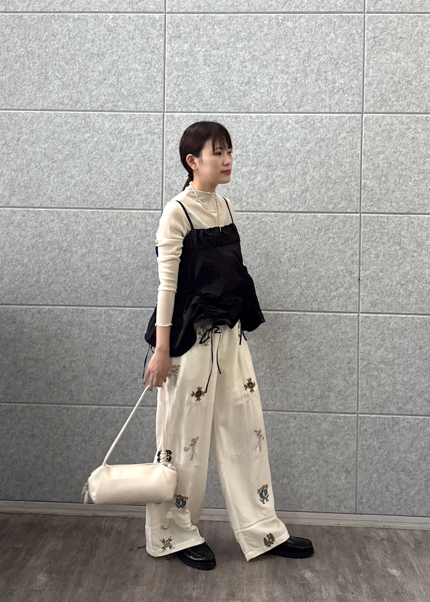 Renoさんの「INDIVI｜アート刺繍イージーパンツ【セットアップ可能】」を使ったコーディネート