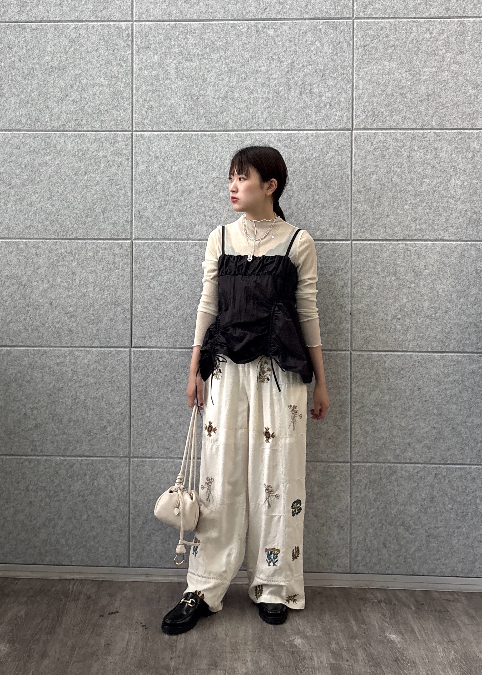 Renoさんの「INDIVI｜アート刺繍イージーパンツ【セットアップ可能】」を使ったコーディネート