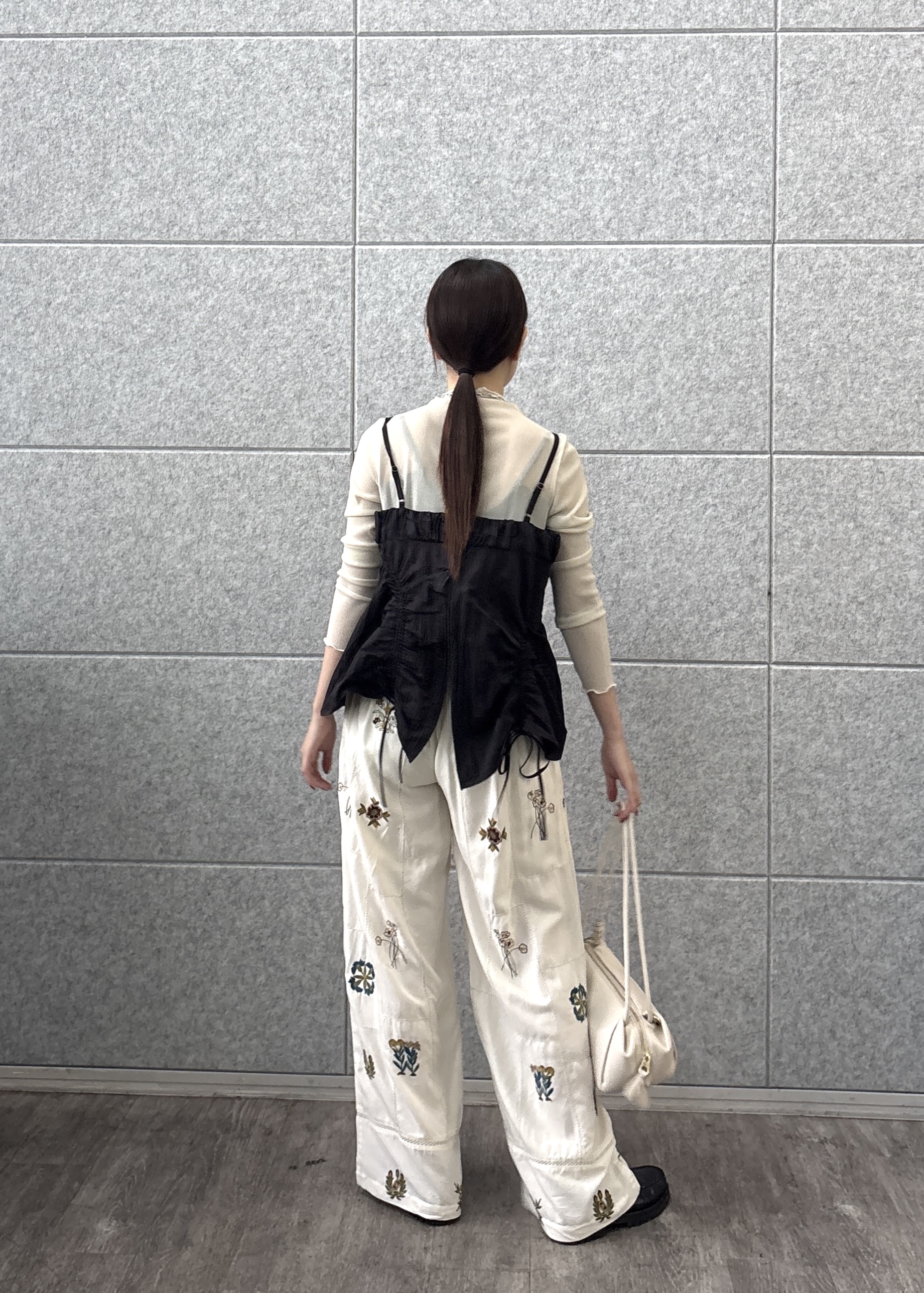 Renoさんの「INDIVI｜アート刺繍イージーパンツ【セットアップ可能】」を使ったコーディネート