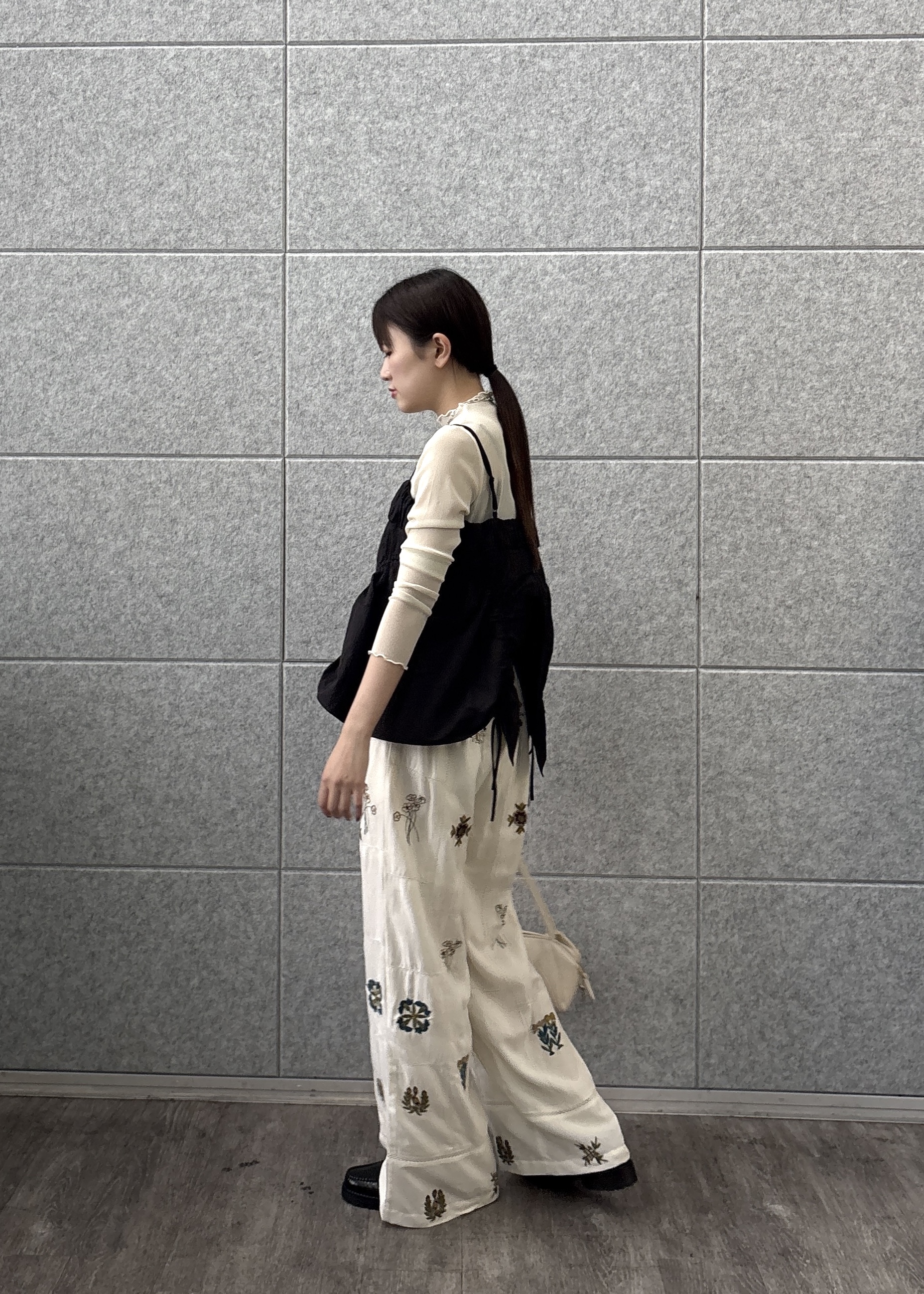 Renoさんの「INDIVI｜アート刺繍イージーパンツ【セットアップ可能】」を使ったコーディネート