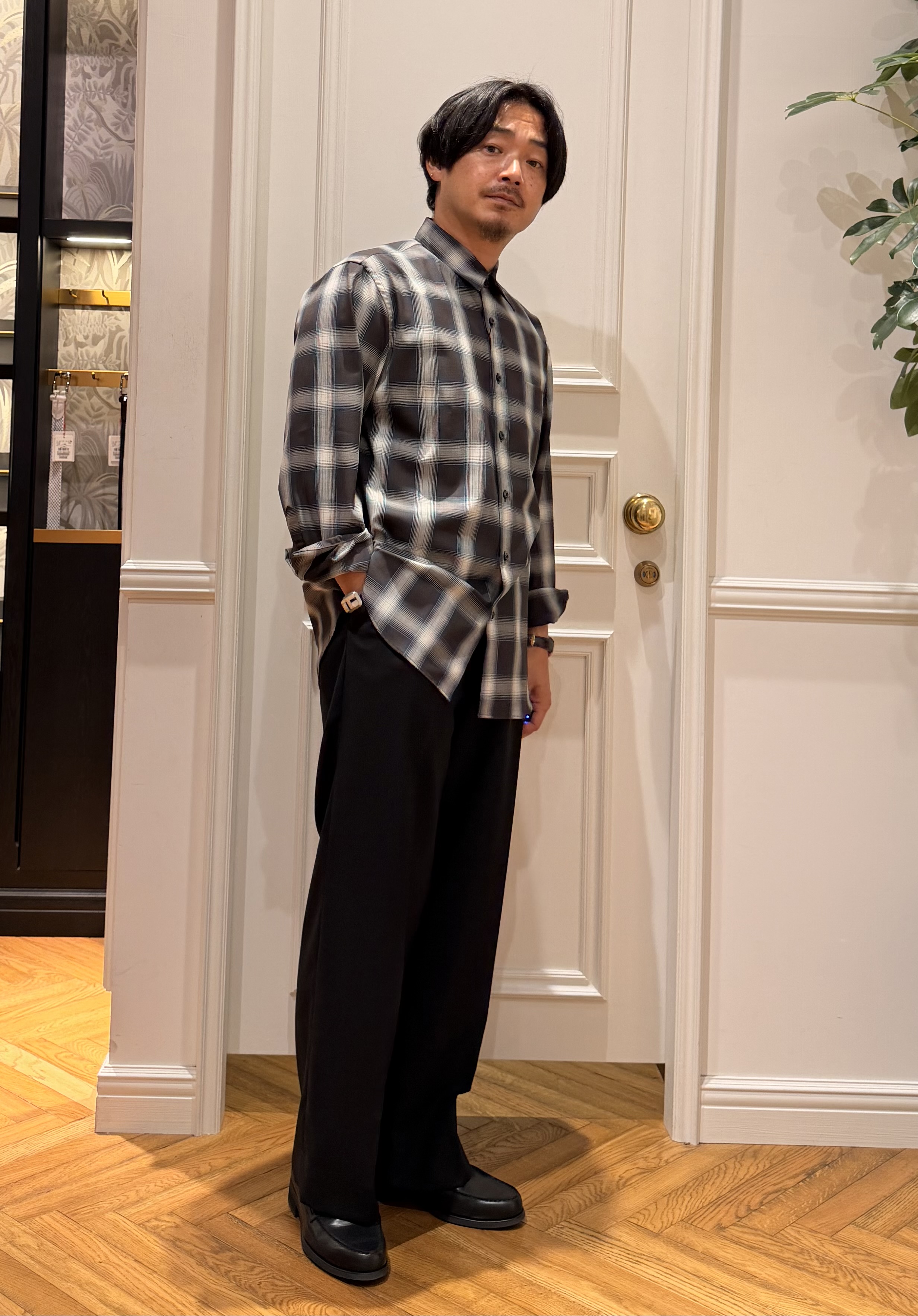 鶴田大士さんの「DRESSTERIOR｜【ウォッシャブル】サイドゴア ワンタックワイドパンツ」を使ったコーディネート