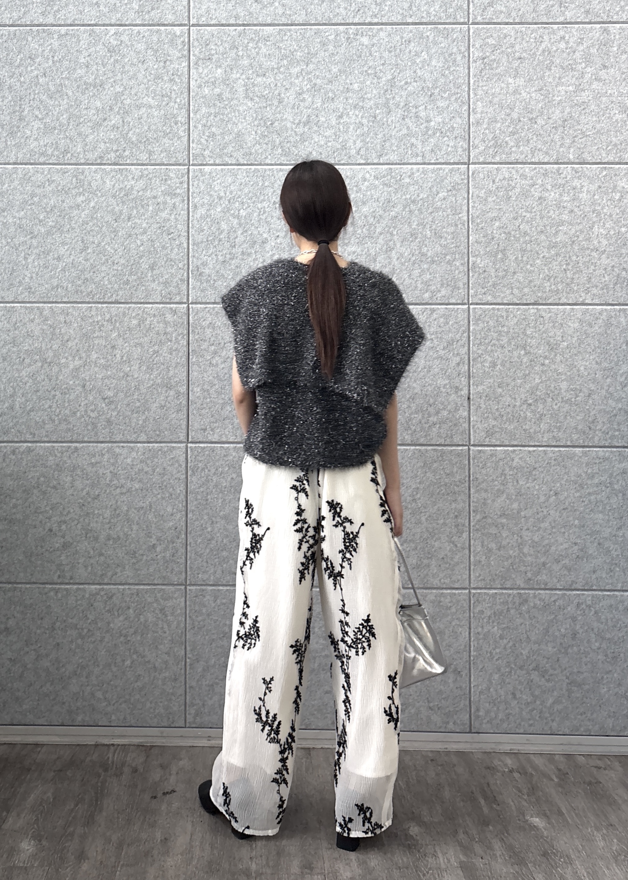 Renoさんの「INDIVI｜ボタニカル刺繍イージーパンツ【セットアップ可能】」を使ったコーディネート