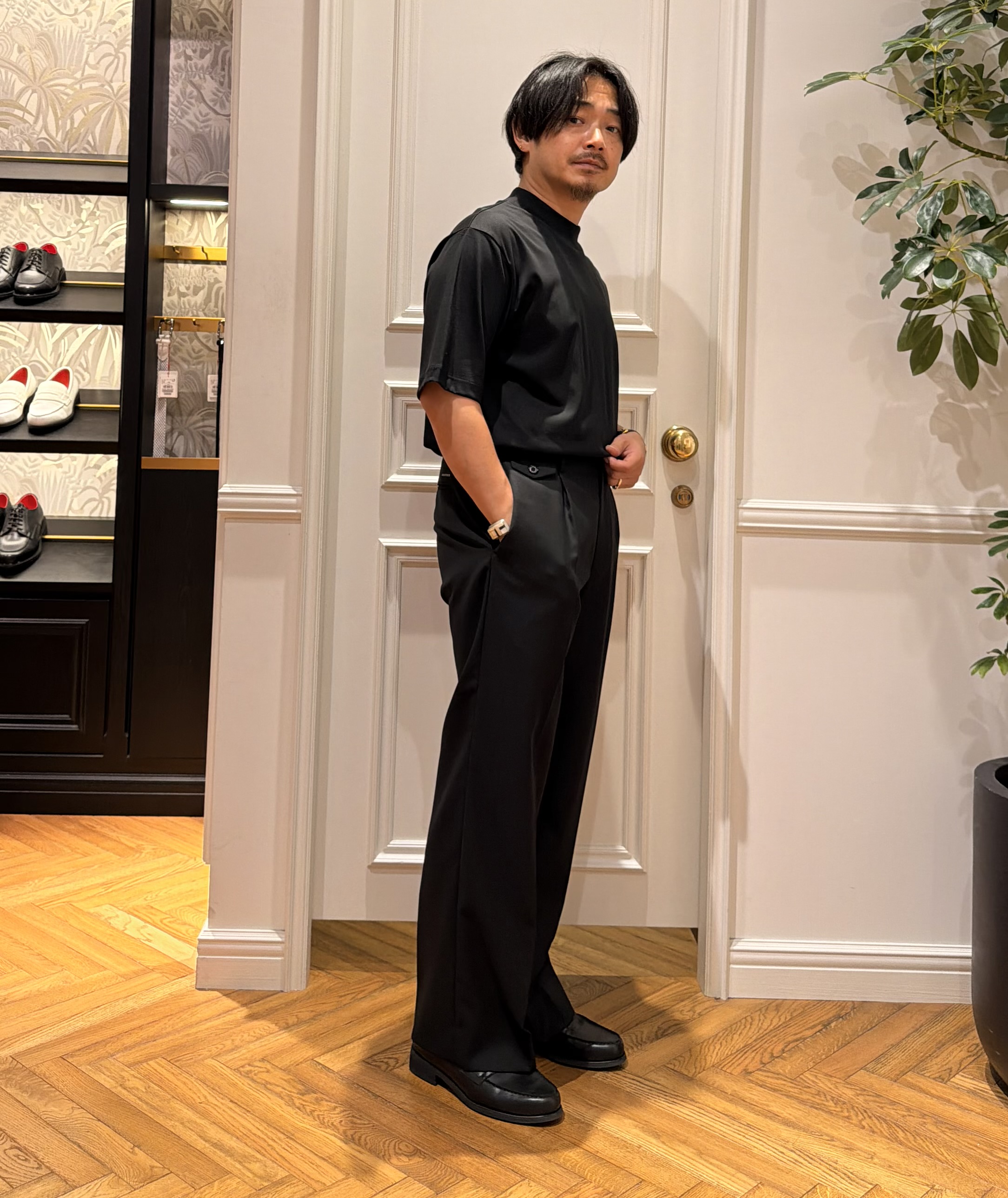 鶴田大士さんの「DRESSTERIOR｜【接触冷感／抗菌防臭／消臭】ICE CLEAR COTTON モックネックTシャツ」を使ったコーディネート