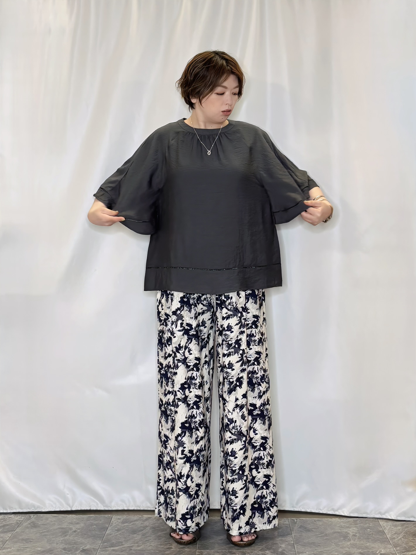 たみさんの「SHOO･LA･RUE｜【ひんやり/S-LL/洗濯機可】体型カバー ふんわりスラブポンチョ風ブラウス」を使ったコーディネート
