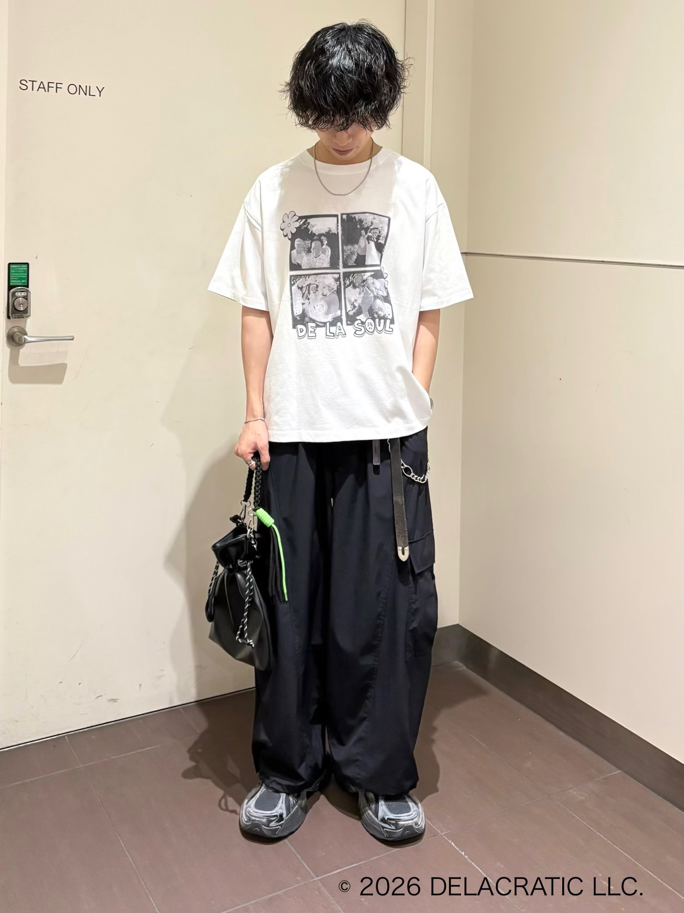 ナノシーさんの「tk.TAKEO KIKUCHI｜カッティングカーゴパンツ」を使ったコーディネート