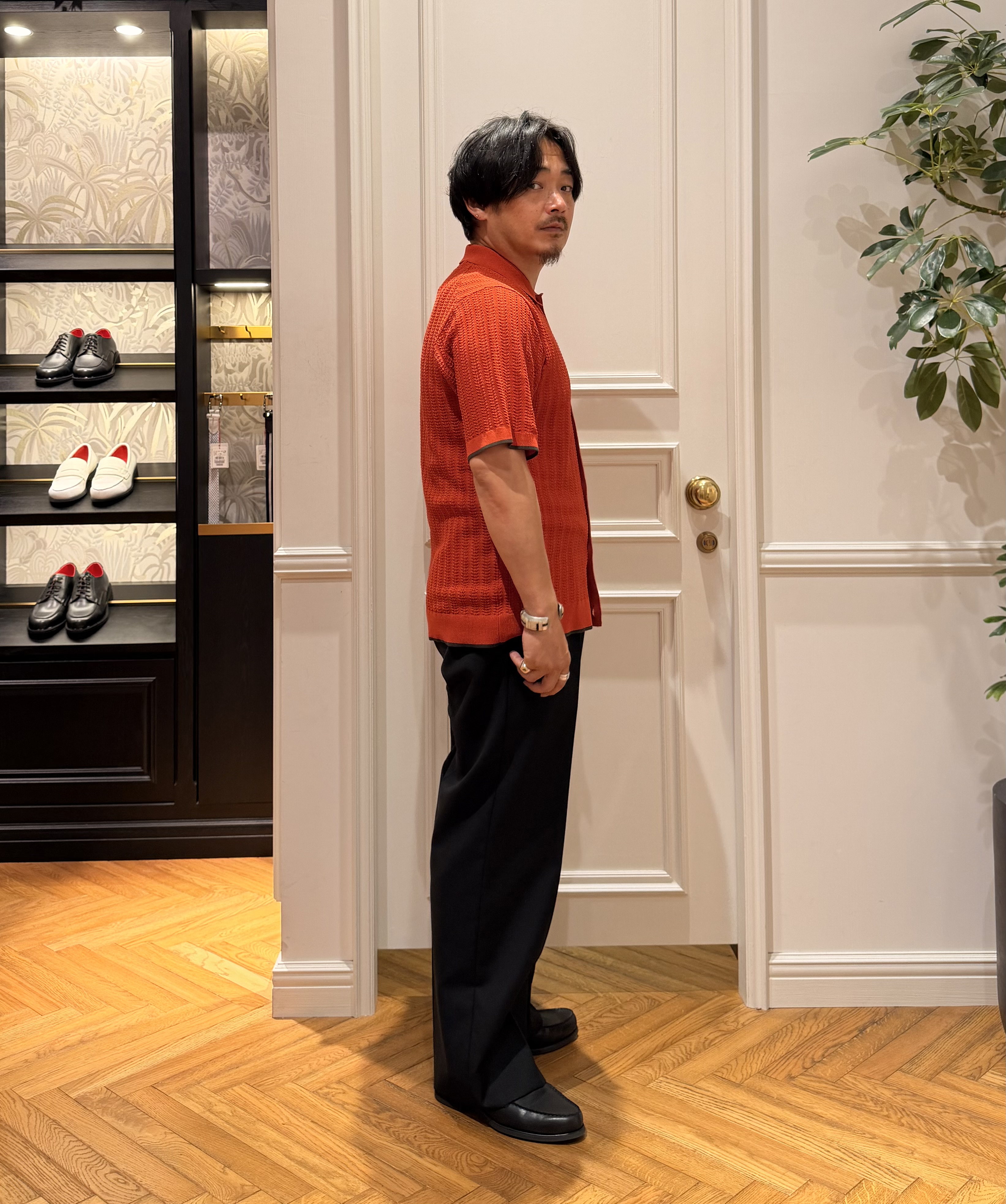 鶴田大士さんの「DRESSTERIOR｜【Safari5月号掲載】ウォッシャブル キューバニットシャツ」を使ったコーディネート