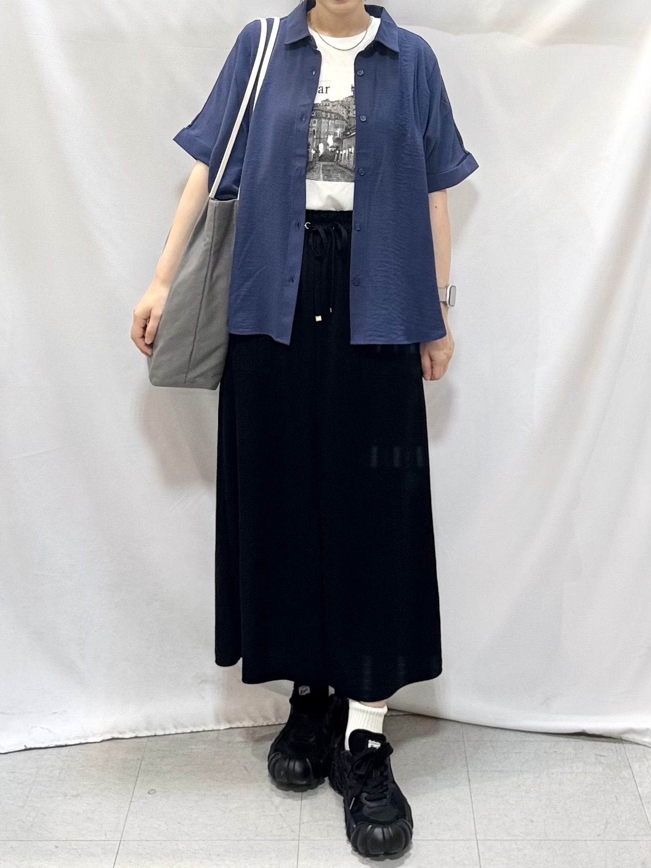 𝐇𝐢𝐫𝐨𝐦𝐢さんの「SHOO･LA･RUE｜【ひんやり/洗濯後しわになりにくい/S-LL】着るだけでこなれ見え 二の腕も隠せるデザイン半袖シャツ」を使ったコーディネート