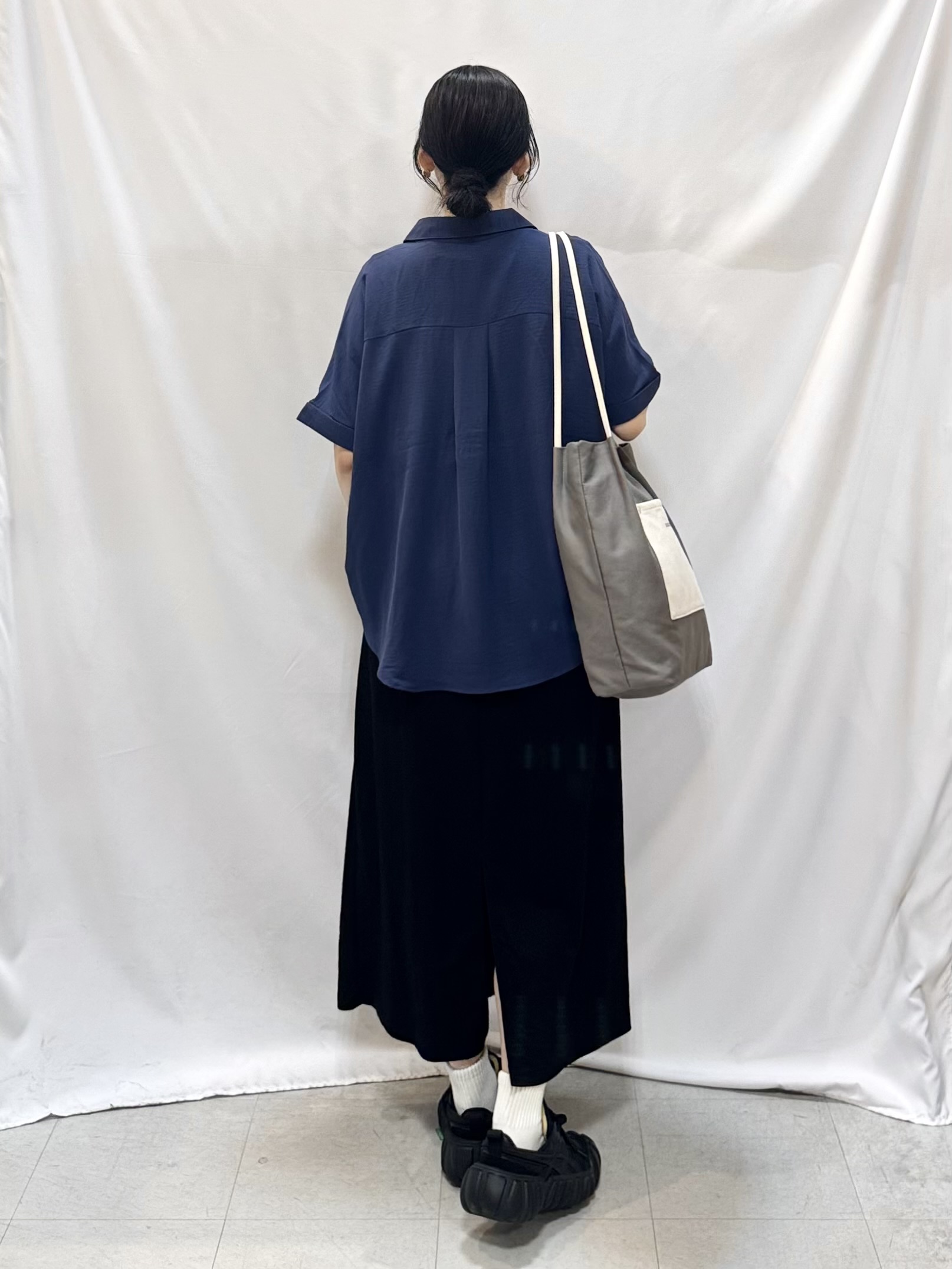 𝐇𝐢𝐫𝐨𝐦𝐢さんの「SHOO･LA･RUE｜【ひんやり/洗濯後しわになりにくい/S-LL】着るだけでこなれ見え 二の腕も隠せるデザイン半袖シャツ」を使ったコーディネート