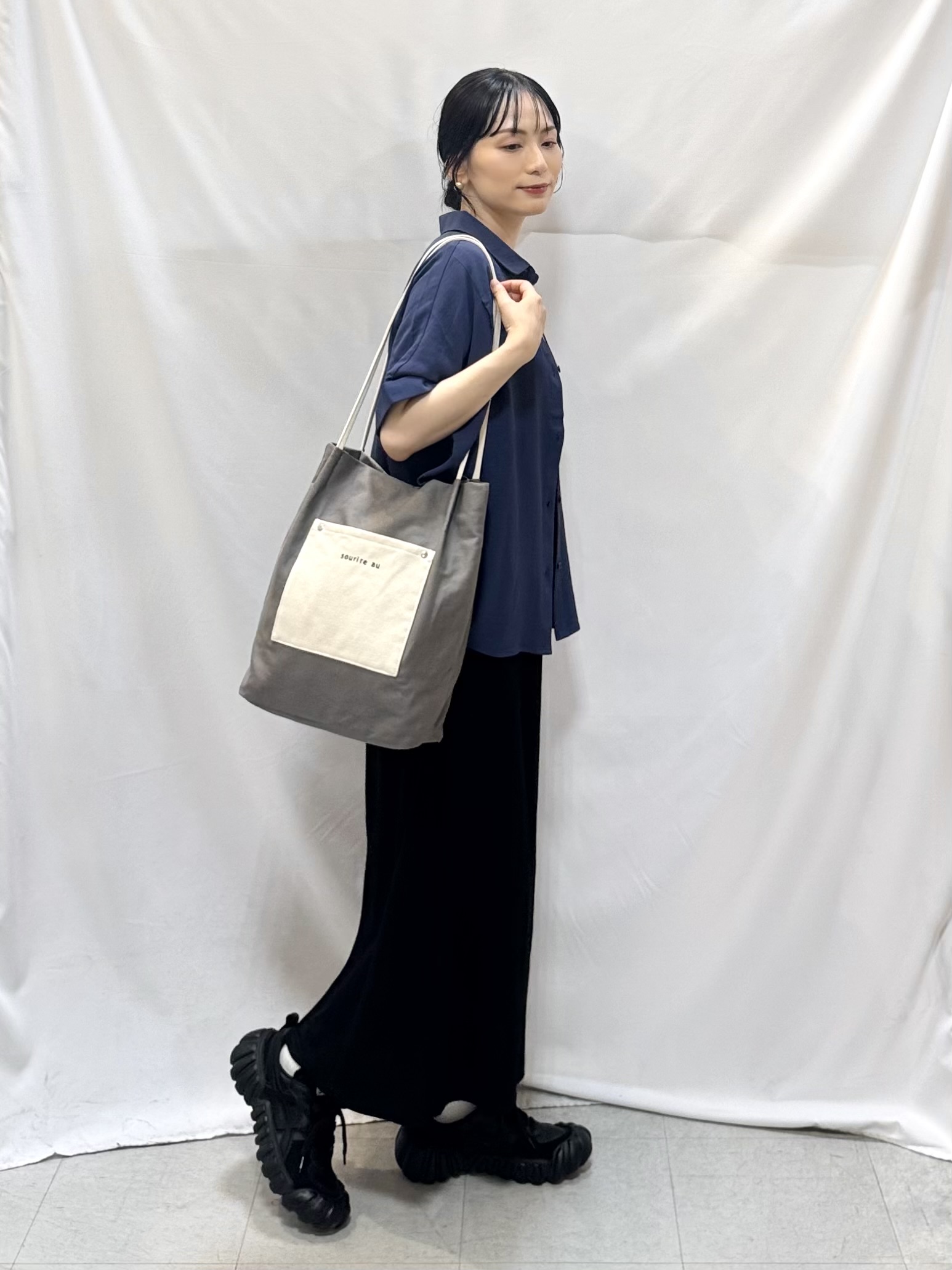 𝐇𝐢𝐫𝐨𝐦𝐢さんの「SHOO･LA･RUE｜【ひんやり/洗濯後しわになりにくい/S-LL】着るだけでこなれ見え 二の腕も隠せるデザイン半袖シャツ」を使ったコーディネート