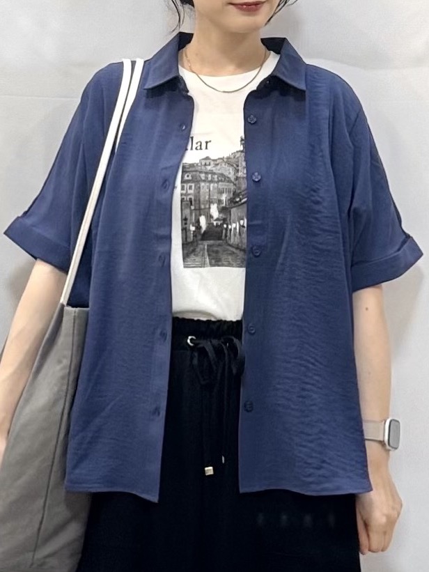 𝐇𝐢𝐫𝐨𝐦𝐢さんの「SHOO･LA･RUE｜【ひんやり/洗濯後しわになりにくい/S-LL】着るだけでこなれ見え 二の腕も隠せるデザイン半袖シャツ」を使ったコーディネート