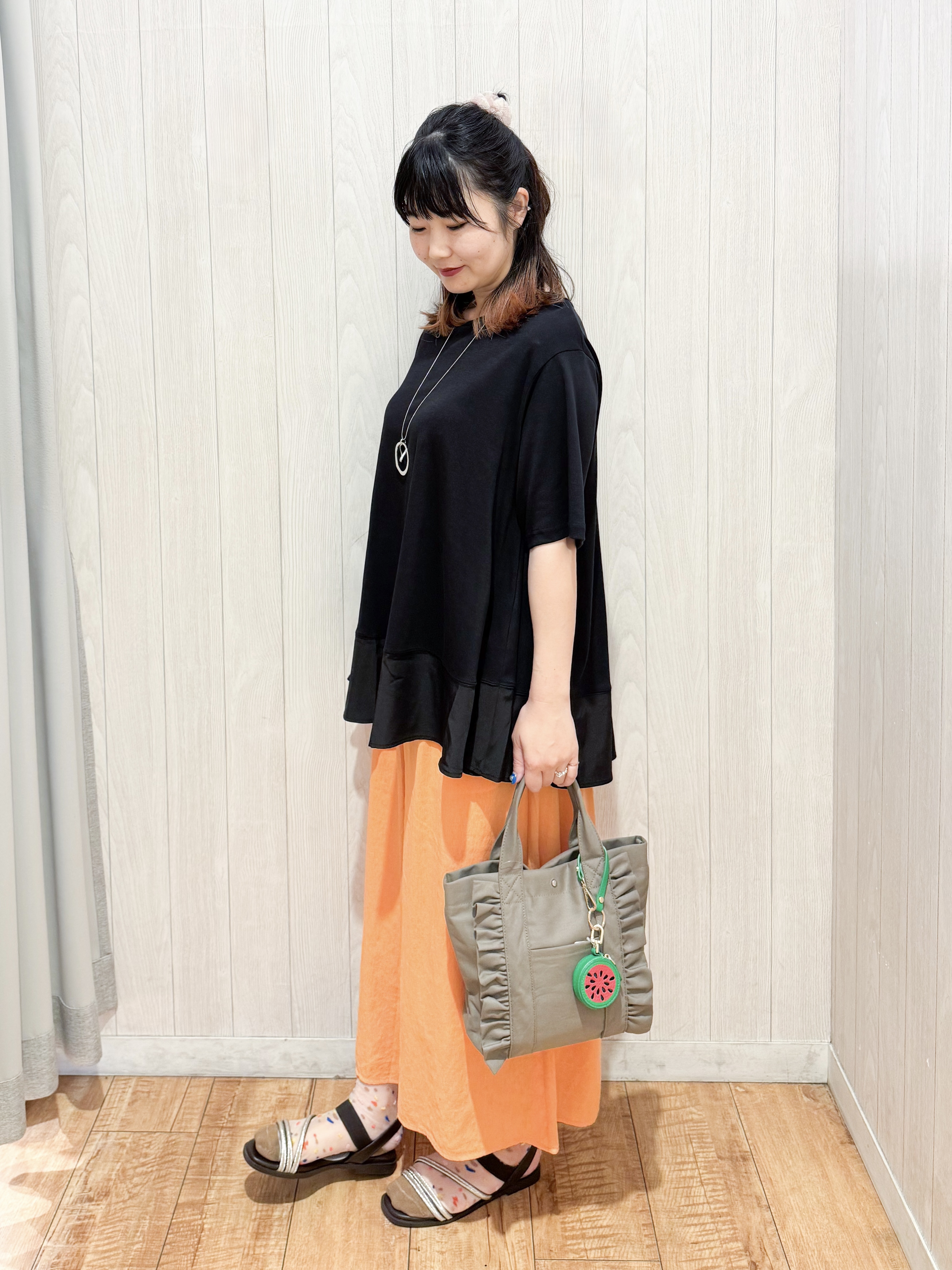 愛さんの「SHOO･LA･RUE｜【新色追加/ひんやり/UV/抗菌防臭】体型カバーも叶う 裾切り替えAライントップス」を使ったコーディネート