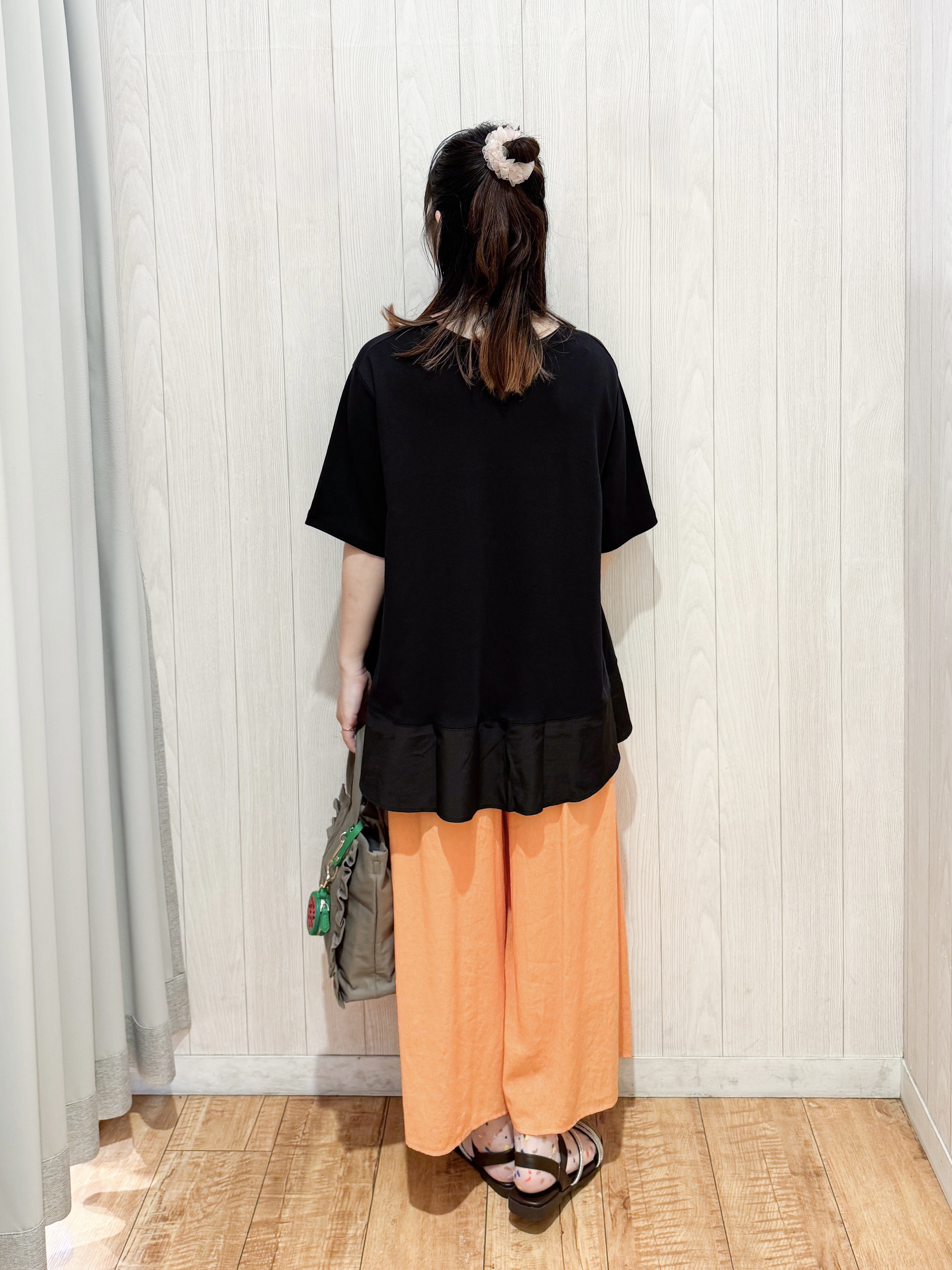 愛さんの「SHOO･LA･RUE｜【新色追加/ひんやり/UV/抗菌防臭】体型カバーも叶う 裾切り替えAライントップス」を使ったコーディネート