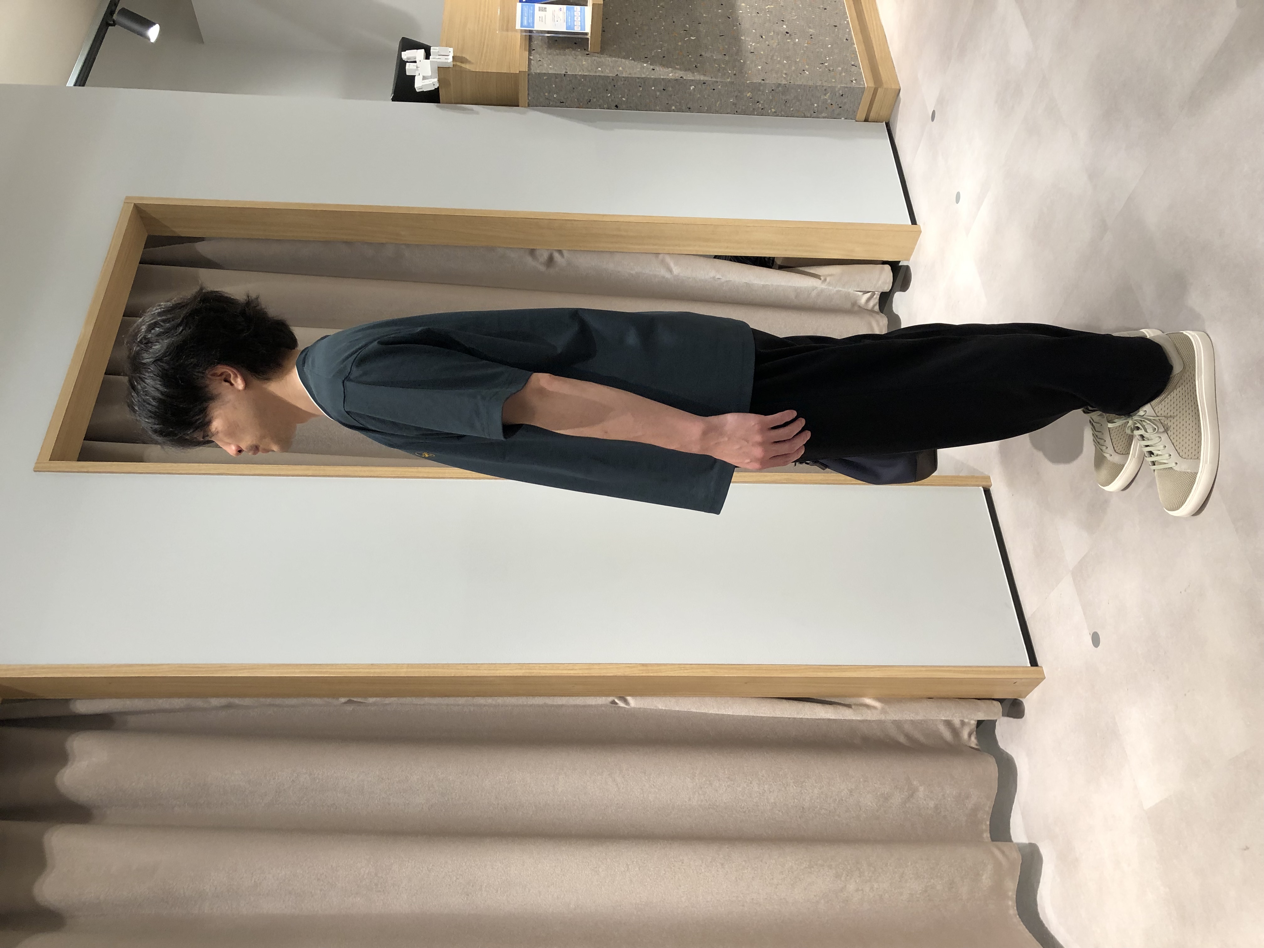 平塚郁博さんの「TAKEO KIKUCHI｜【汗染み軽減】フェイクレイヤー ワンポイント プルオーバー」を使ったコーディネート