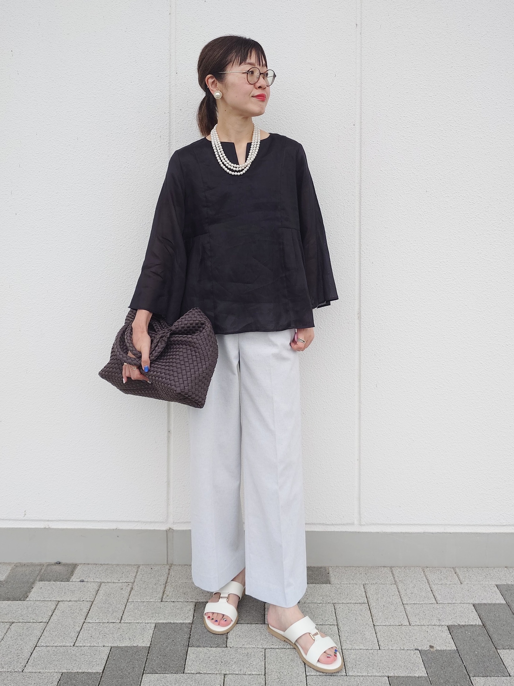 MUTSUKOさんの「UNTITLED｜【接触冷感/麻混/洗える】ドライタッチキーネックブラウス」を使ったコーディネート