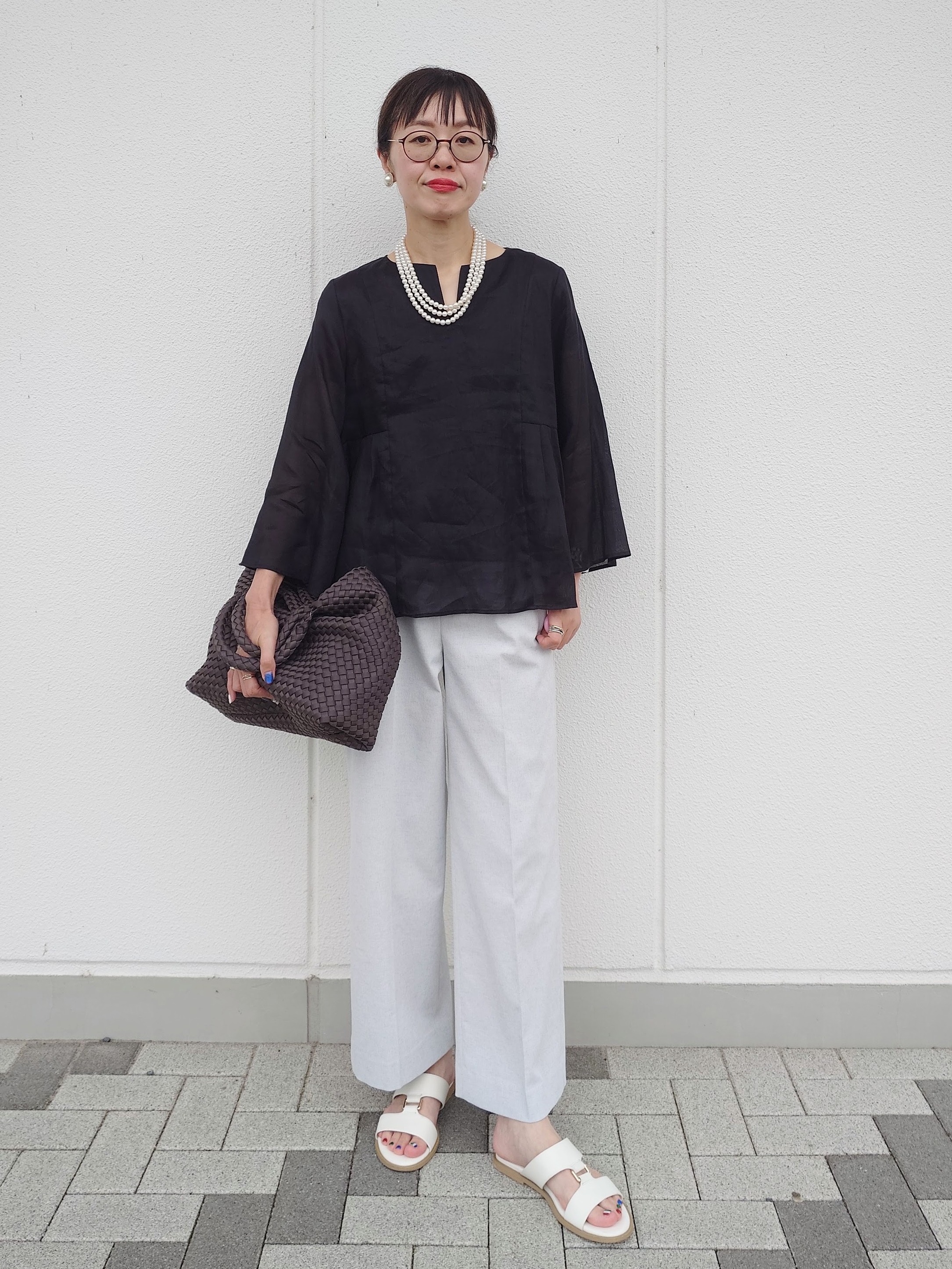MUTSUKOさんの「UNTITLED｜【接触冷感/麻混/洗える】ドライタッチキーネックブラウス」を使ったコーディネート