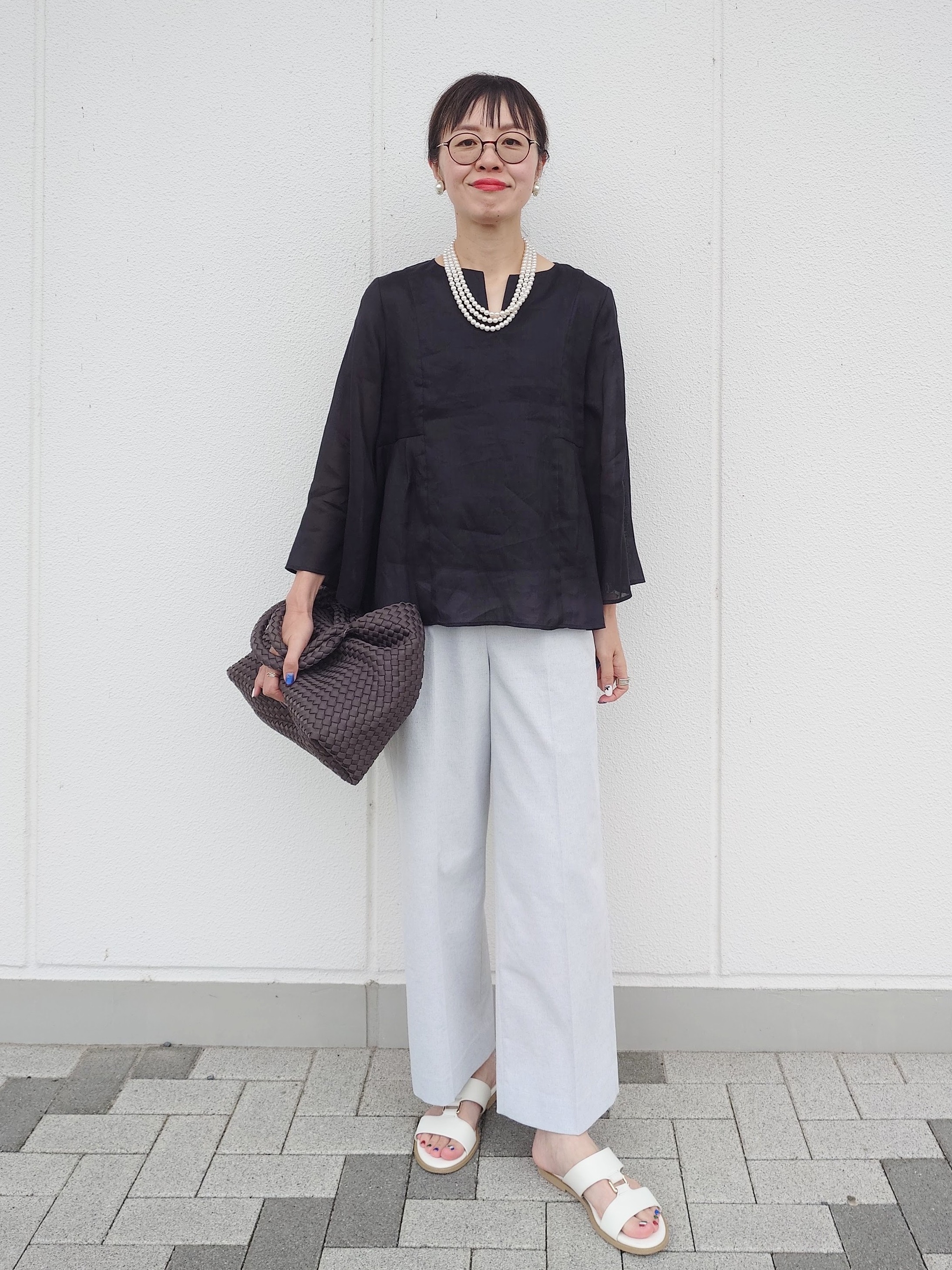 MUTSUKOさんの「UNTITLED｜【接触冷感/麻混/洗える】ドライタッチキーネックブラウス」を使ったコーディネート