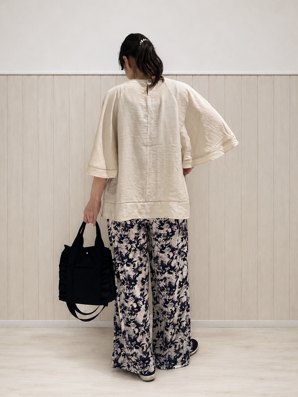 まつみさんの「SHOO･LA･RUE｜【ひんやり/S-LL/洗濯機可】体型カバー ふんわりスラブポンチョ風ブラウス」を使ったコーディネート