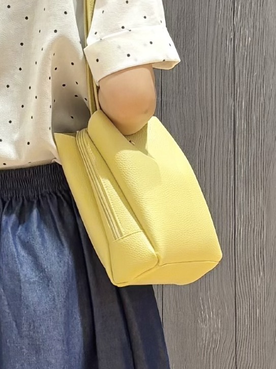 meiさんの「SHOO･LA･RUE｜【S-LL/洗濯機可】メタルバーがアクセント アクセいらずのドット柄ブラウス」を使ったコーディネート