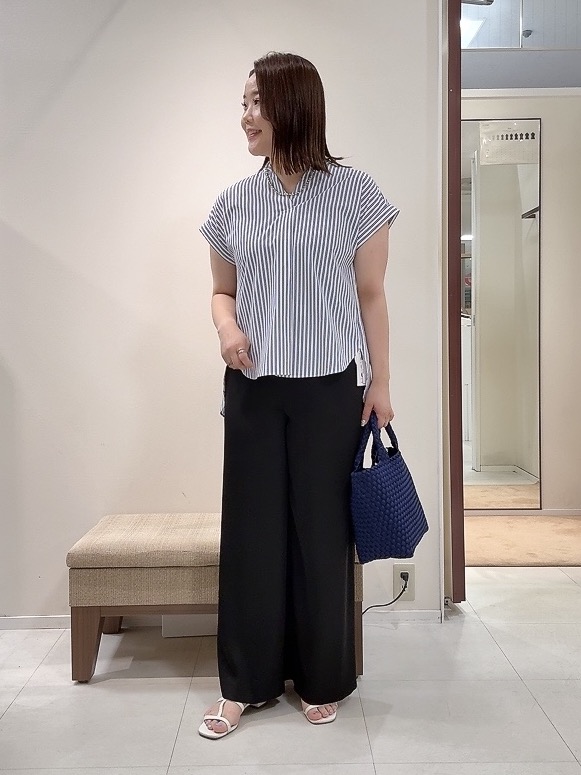 YUIさんの「UNTITLED｜【吸水速乾/接触冷感】バックプリーツデザインブラウス」を使ったコーディネート