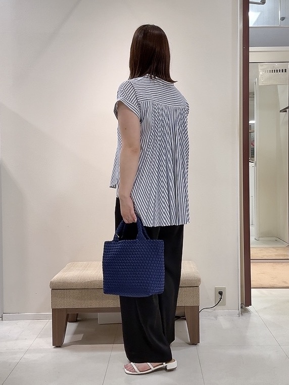 YUIさんの「UNTITLED｜【吸水速乾/接触冷感】バックプリーツデザインブラウス」を使ったコーディネート