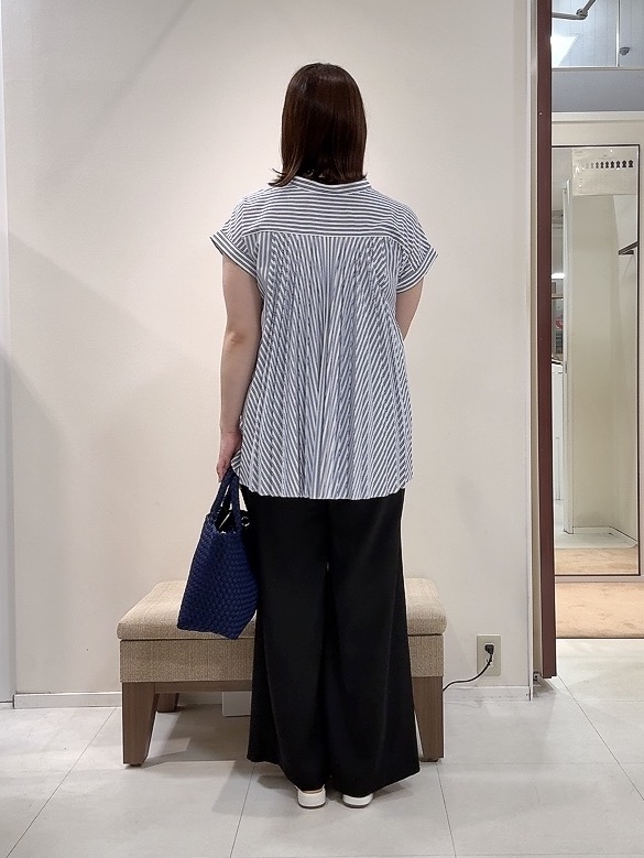 YUIさんの「UNTITLED｜【吸水速乾/接触冷感】バックプリーツデザインブラウス」を使ったコーディネート