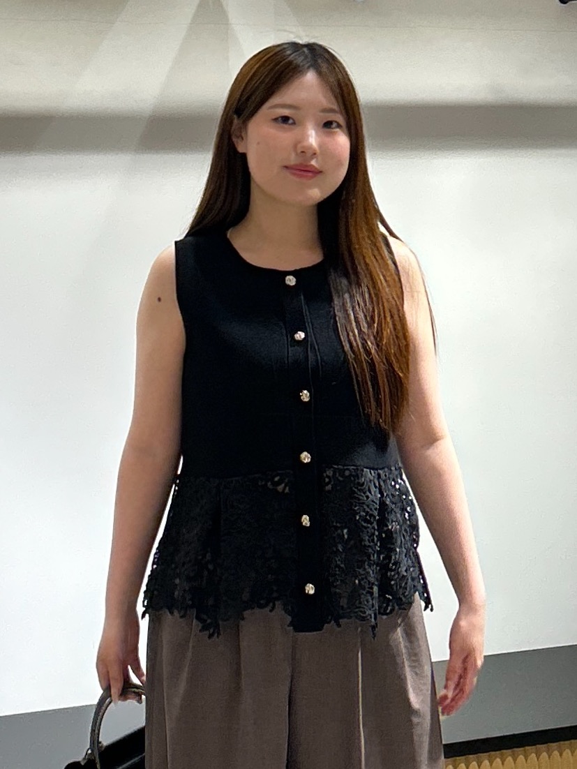 sayaさんの「OPAQUE.CLIP｜レース切り替えニットジレ【洗濯機OK／抗ピル】」を使ったコーディネート