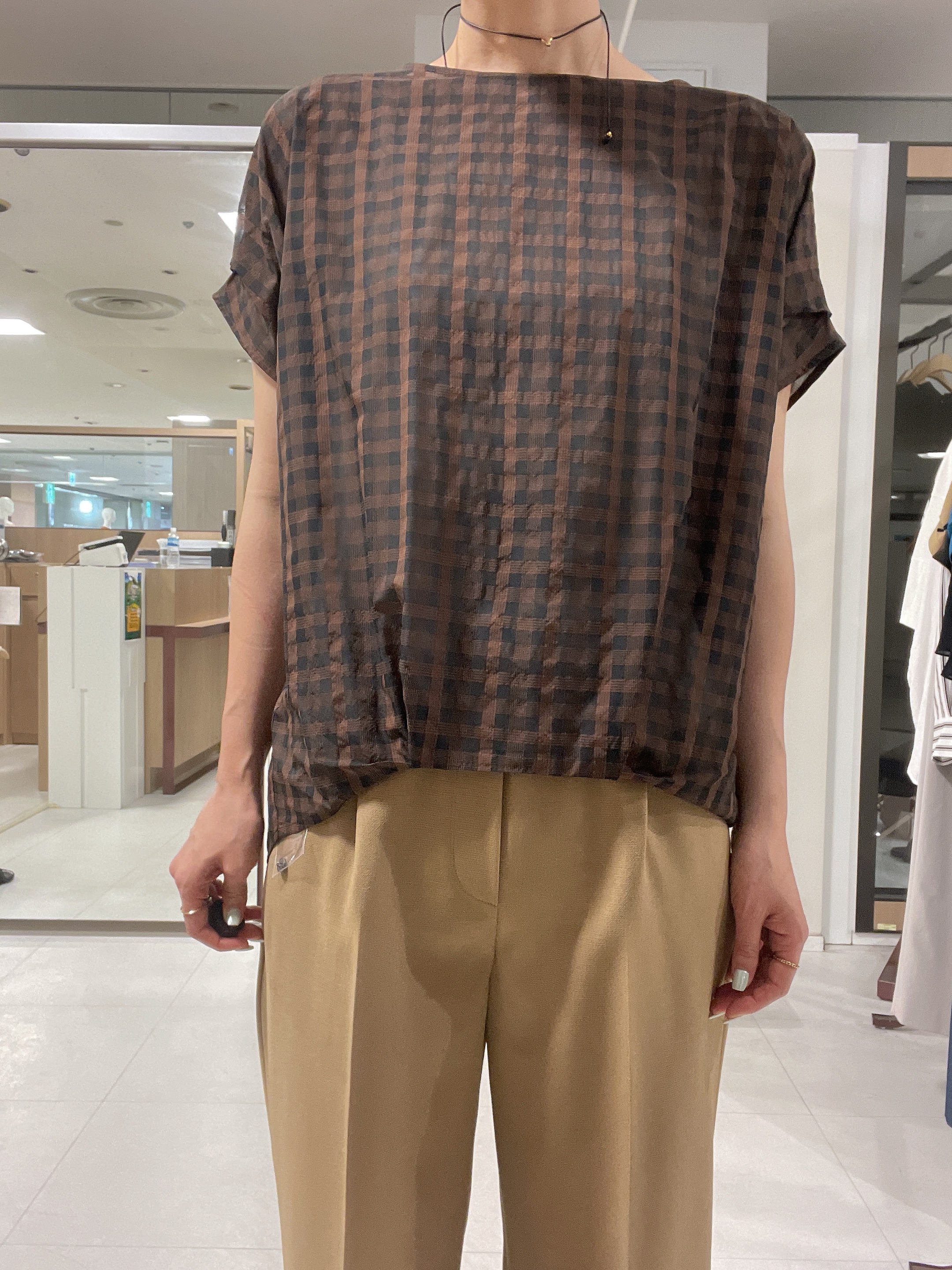 IWAMOさんの「UNTITLED｜シアーチェックブラウス」を使ったコーディネート