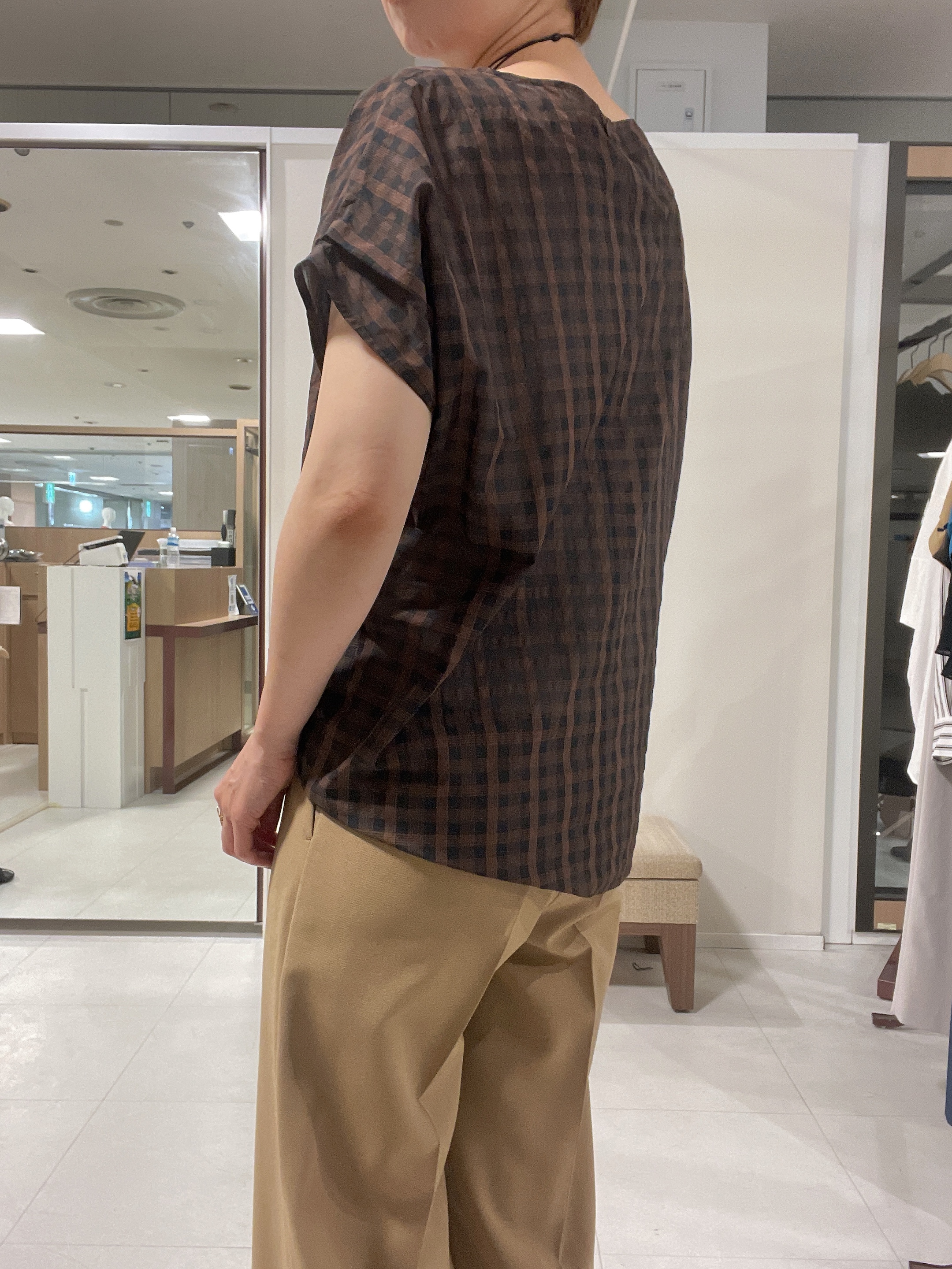 IWAMOさんの「UNTITLED｜シアーチェックブラウス」を使ったコーディネート
