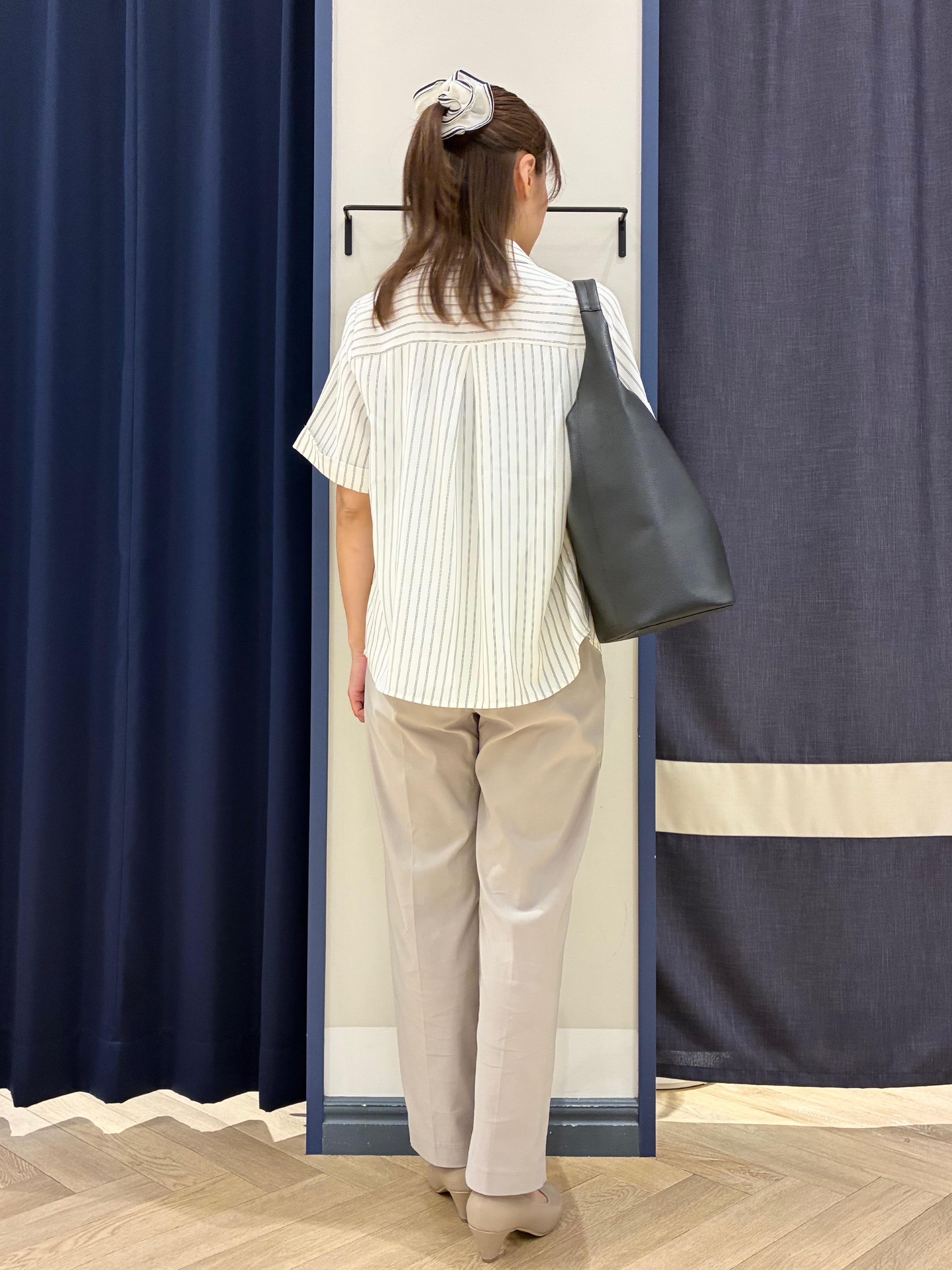 Orikaさんの「grove｜半袖になって再登場！【洗える】チャーム付きマルチWAYボウタイブラウス」を使ったコーディネート