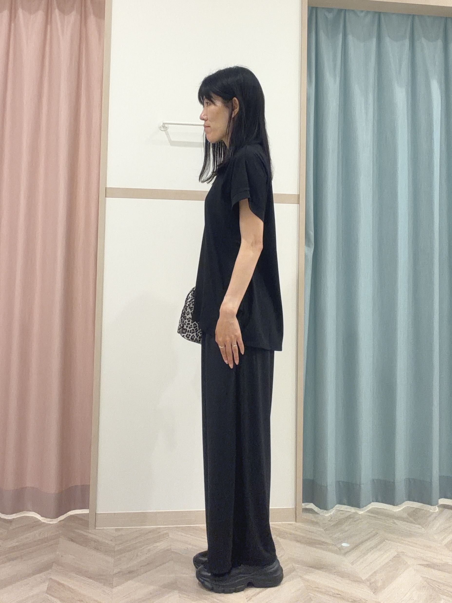 大西直穂さんの「SHOO･LA･RUE｜【汗じみ防止/ひんやり/体型カバー】真夏でも安心。汗じみが気にならない 大人の刺繍ロゴTシャツ」を使ったコーディネート