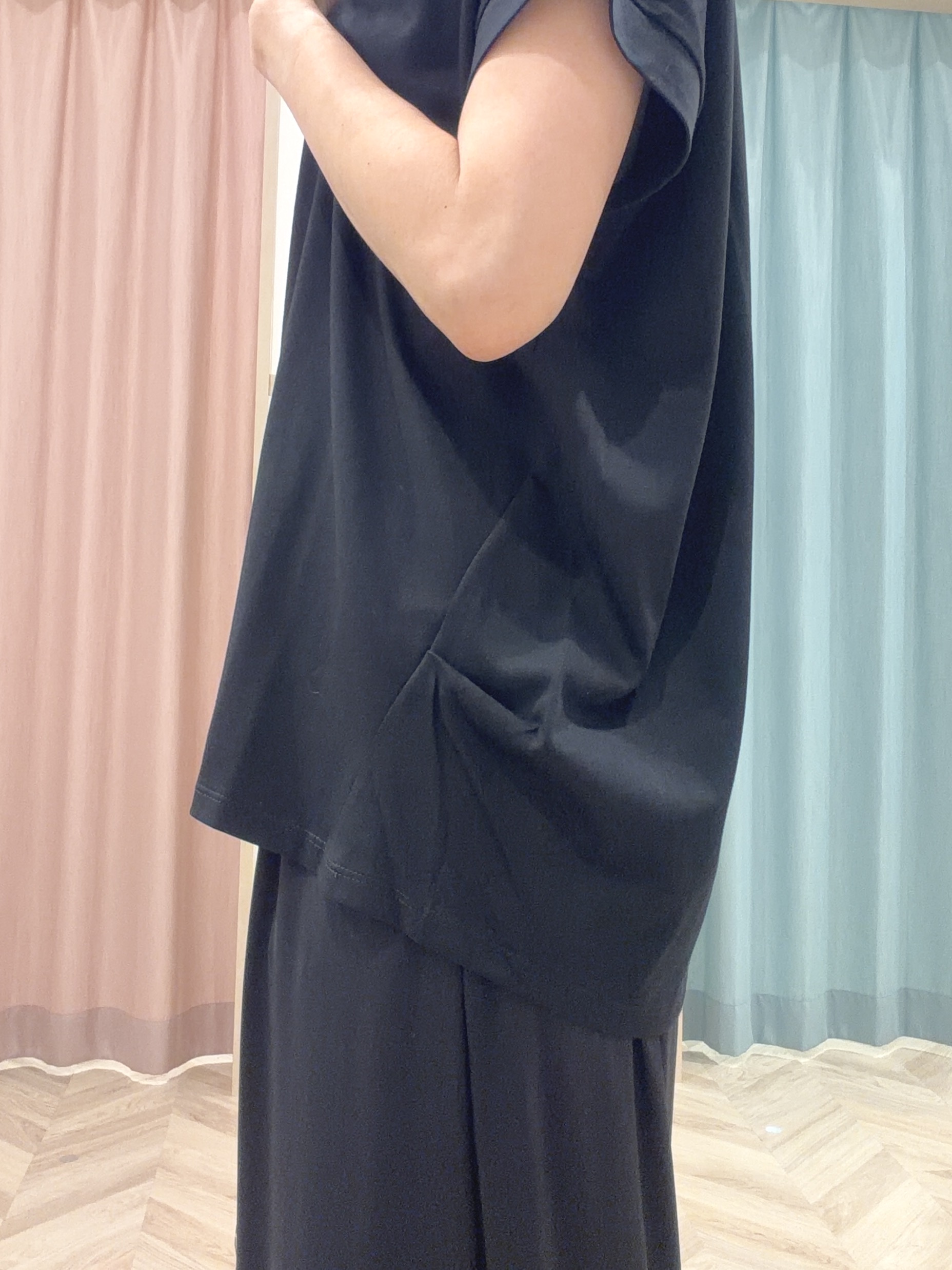 大西直穂さんの「SHOO･LA･RUE｜【汗じみ防止/ひんやり/体型カバー】真夏でも安心。汗じみが気にならない 大人の刺繍ロゴTシャツ」を使ったコーディネート