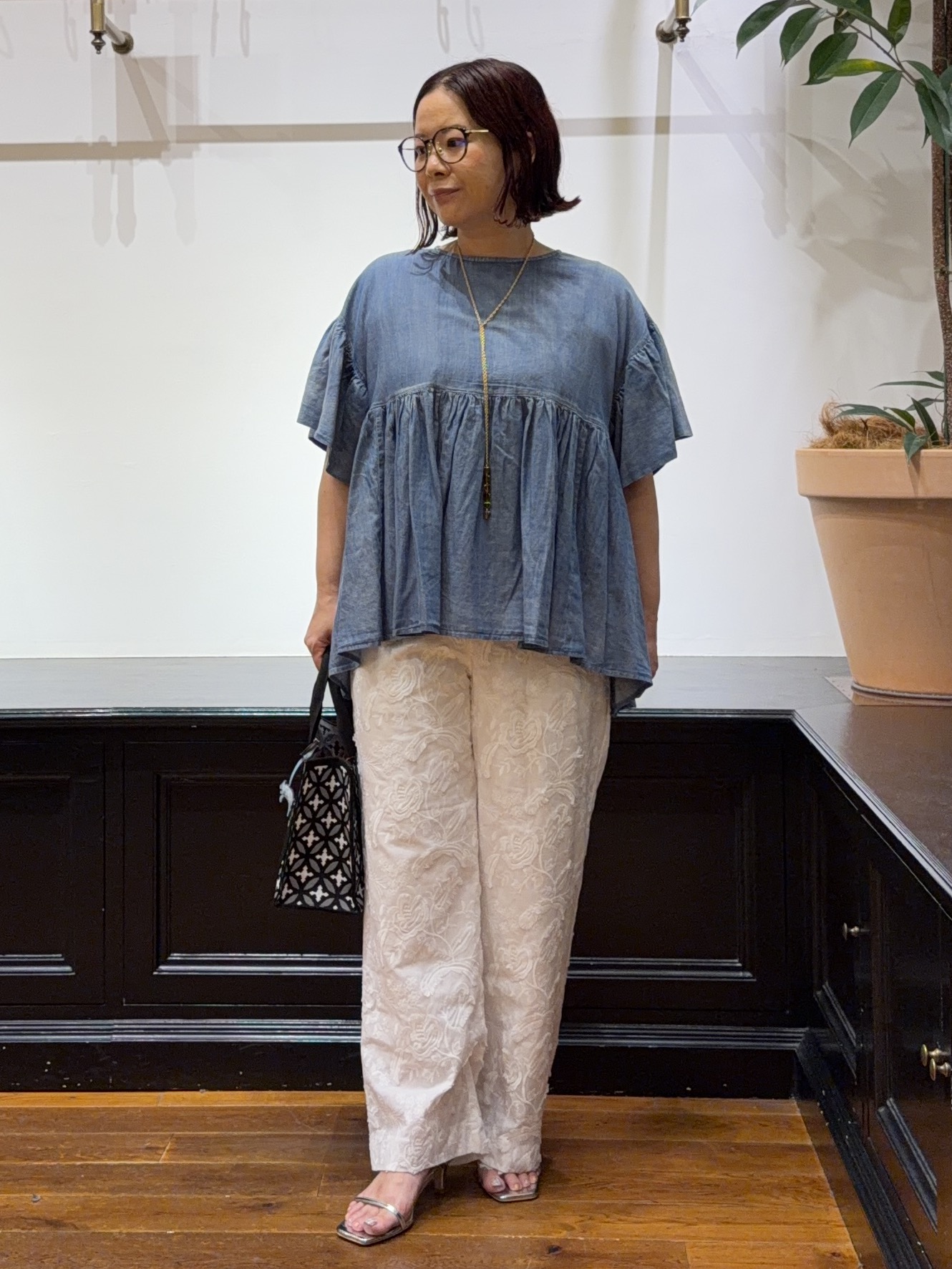 Asamiさんの「【涼しく着映え】シアーデニムAラインブラウス」を使ったコーディネート