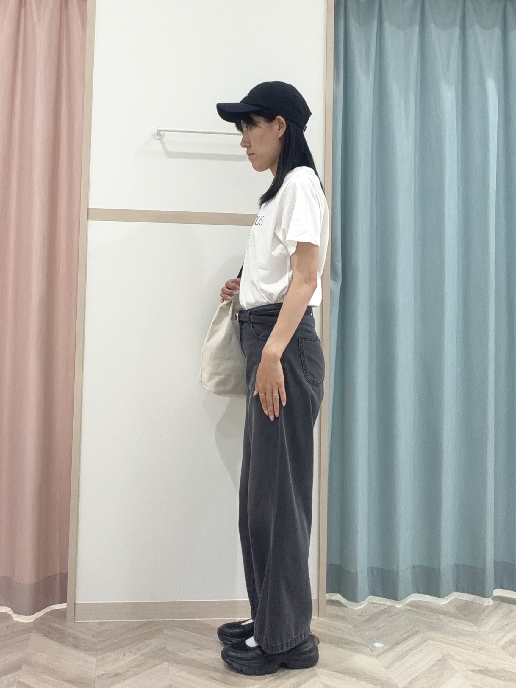大西直穂さんの「SHOO･LA･RUE｜【綿100%/ひんやり/S-LL/洗濯機可】選べる5柄 大人のベーシックカラープリントTシャツ」を使ったコーディネート