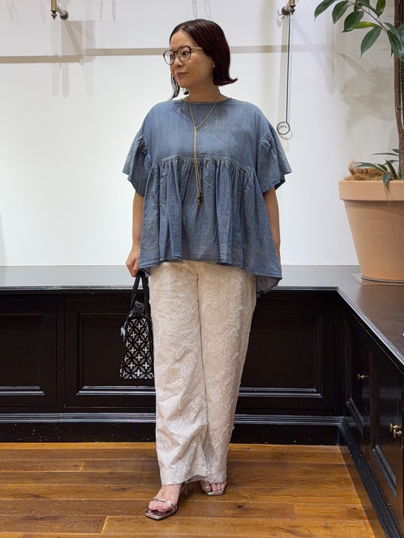 Asamiさんの「【涼しく着映え】シアーデニムAラインブラウス」を使ったコーディネート