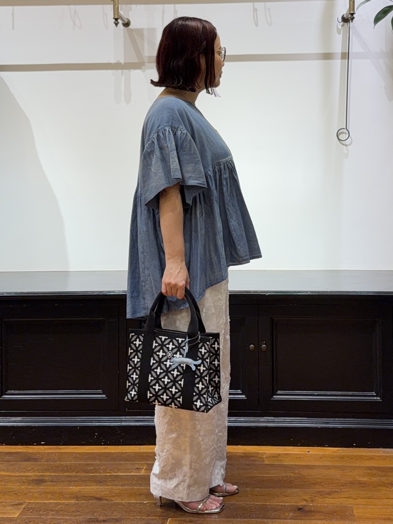 Asamiさんの「【涼しく着映え】シアーデニムAラインブラウス」を使ったコーディネート