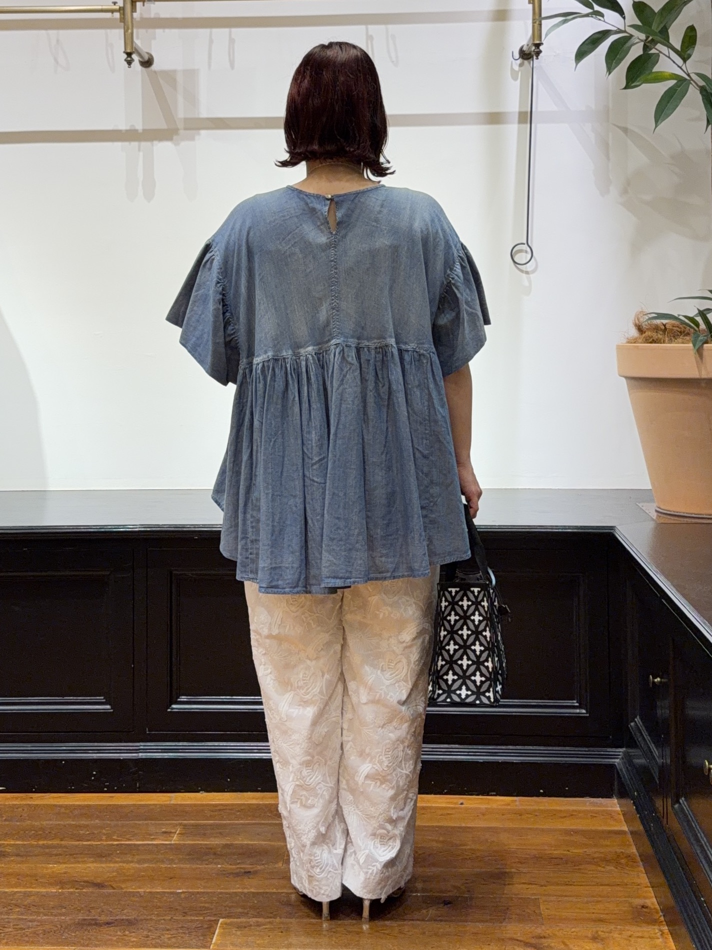 Asamiさんの「【涼しく着映え】シアーデニムAラインブラウス」を使ったコーディネート