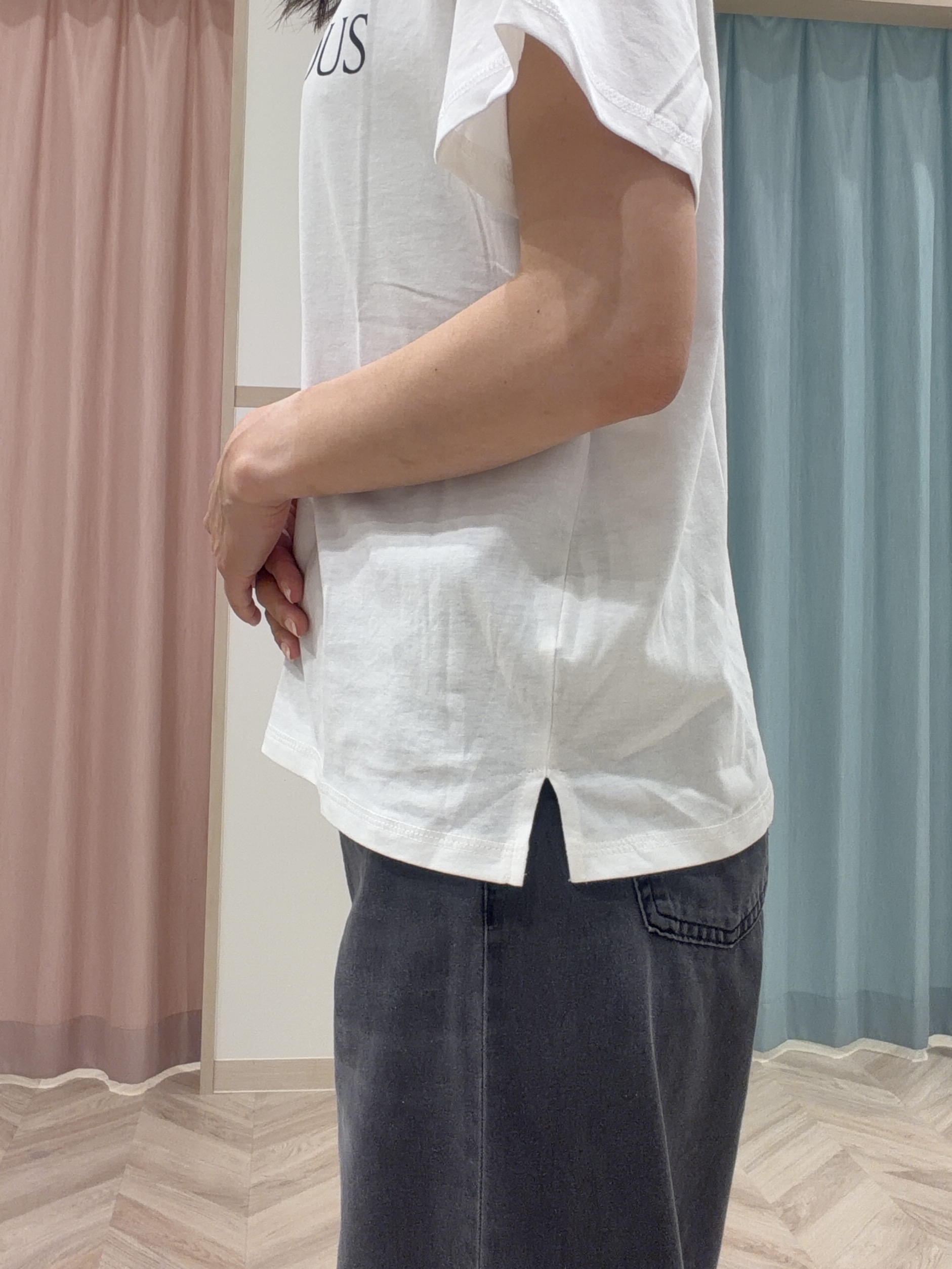 大西直穂さんの「SHOO･LA･RUE｜【綿100%/ひんやり/S-LL/洗濯機可】選べる5柄 大人のベーシックカラープリントTシャツ」を使ったコーディネート