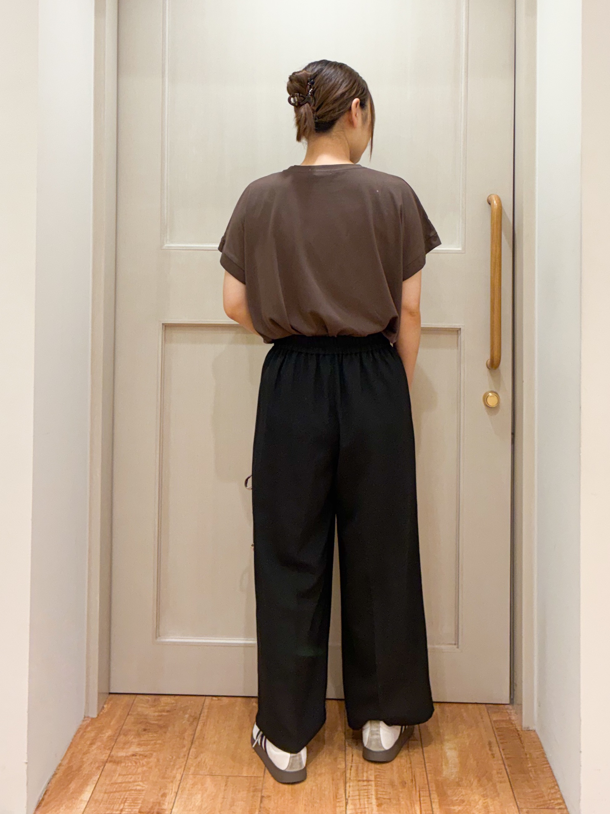 kawaさんの「SHOO･LA･RUE｜【汗じみ防止/ひんやり/体型カバー】真夏の味方。 汗じみが気になりにくい 大人の刺繍ロゴTシャツ」を使ったコーディネート