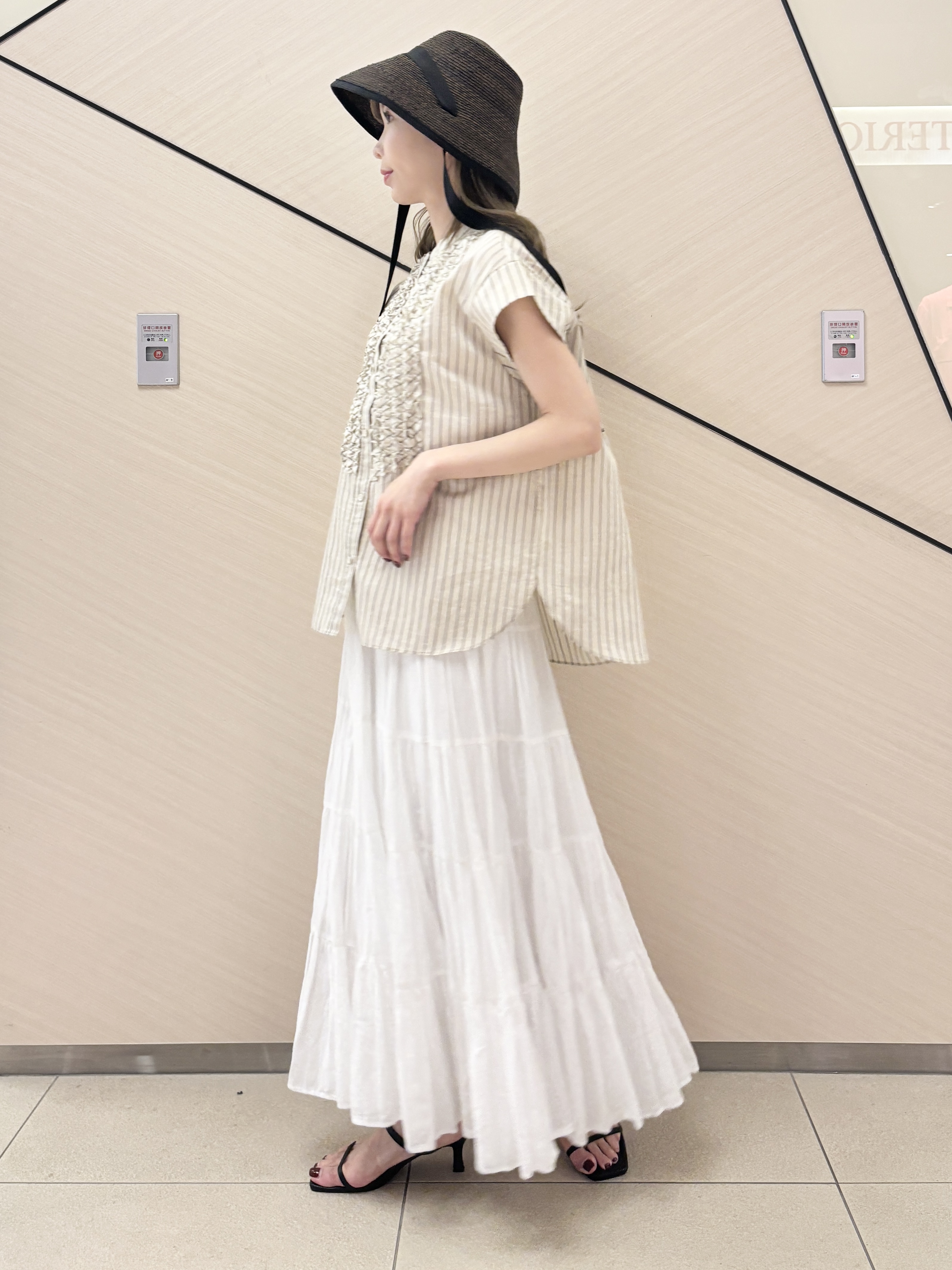 清水夏姫さんの「DRESSTERIOR｜ストライプフレンチスリーブフリルブラウス」を使ったコーディネート