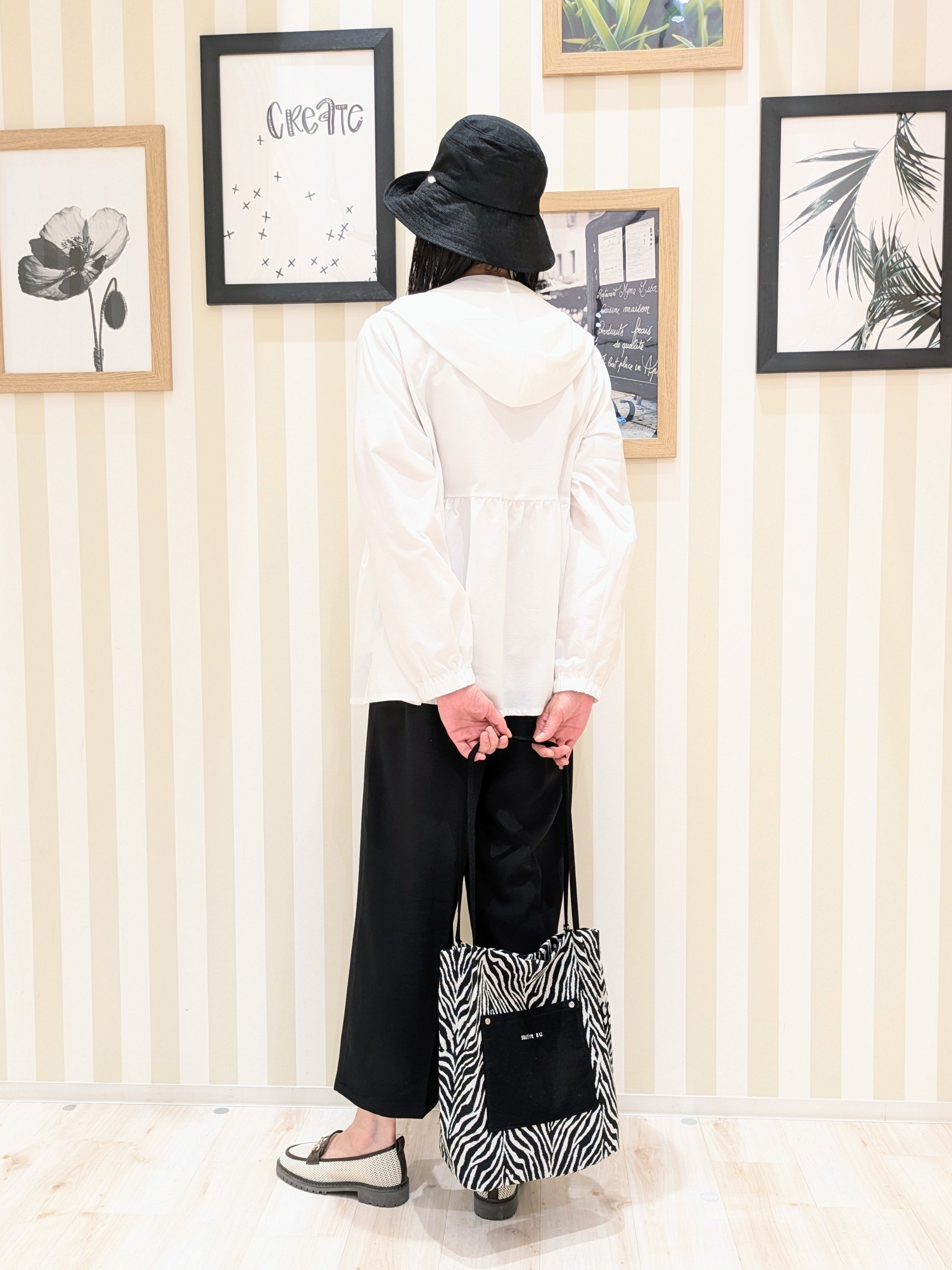 Mikiさんの「SHOO･LA･RUE｜【ひんやり/S-LL/体型カバー】ペプラムフリルとゴールドパーツが女性らしい UVパーカ」を使ったコーディネート