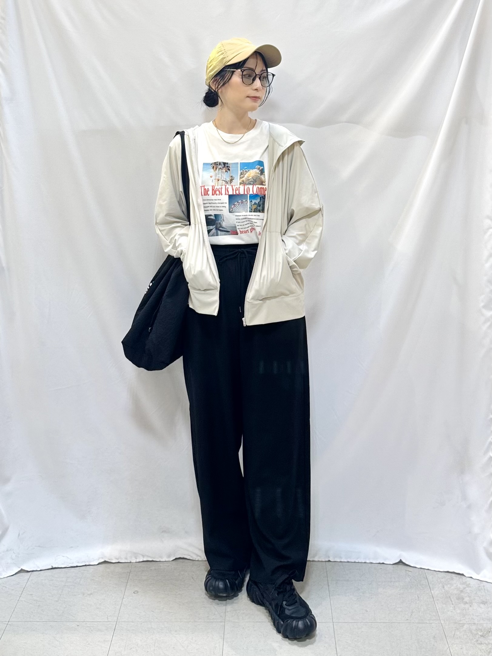 𝐇𝐢𝐫𝐨𝐦𝐢さんの「SHOO･LA･RUE｜【ひんやり/UV/S-LL/洗濯機可】手の甲から首元まで隠れる 指穴つき ドルマンパーカー」を使ったコーディネート