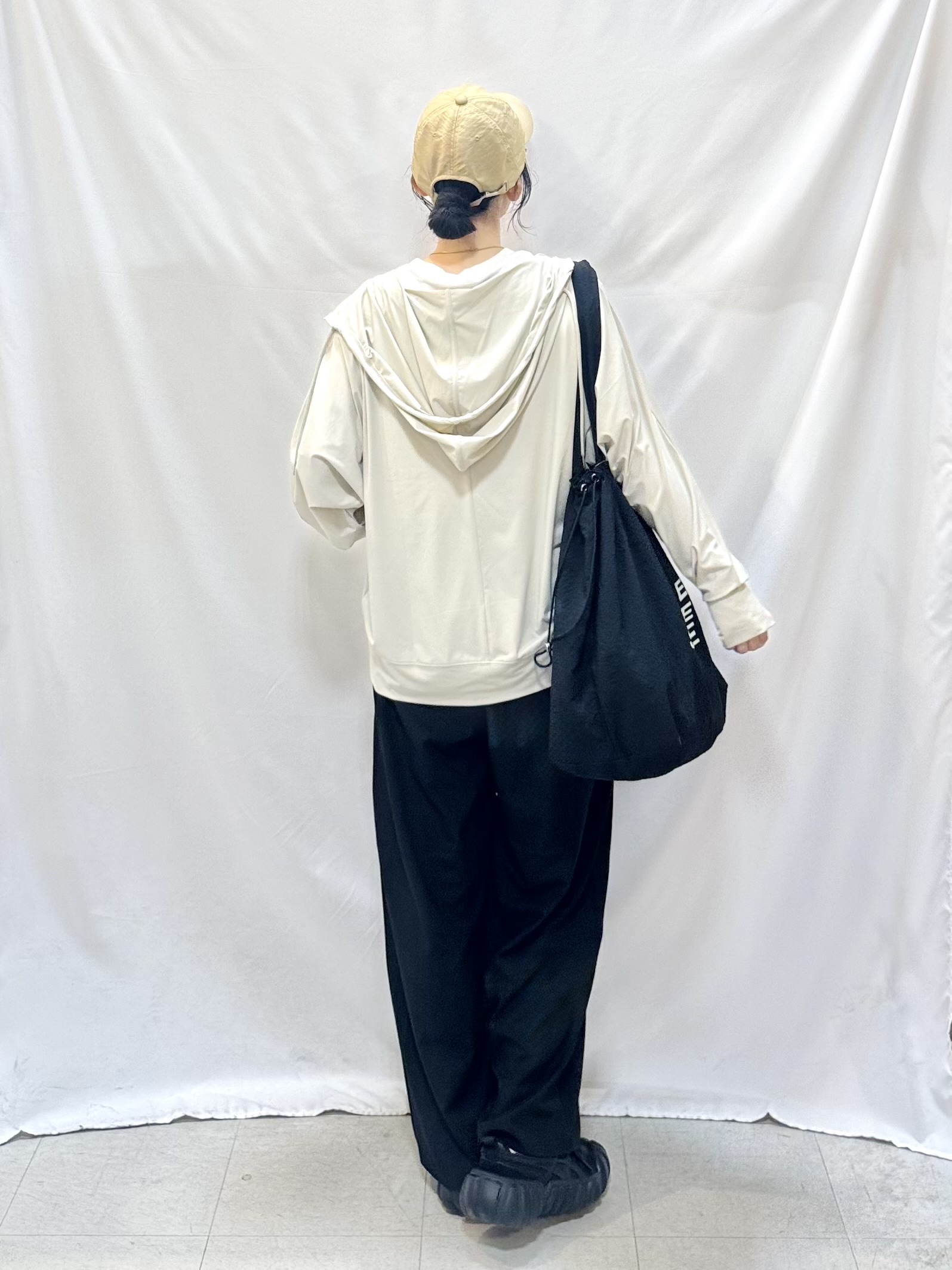 𝐇𝐢𝐫𝐨𝐦𝐢さんの「SHOO･LA･RUE｜【ひんやり/UV/S-LL/洗濯機可】手の甲から首元まで隠れる 指穴つき ドルマンパーカー」を使ったコーディネート