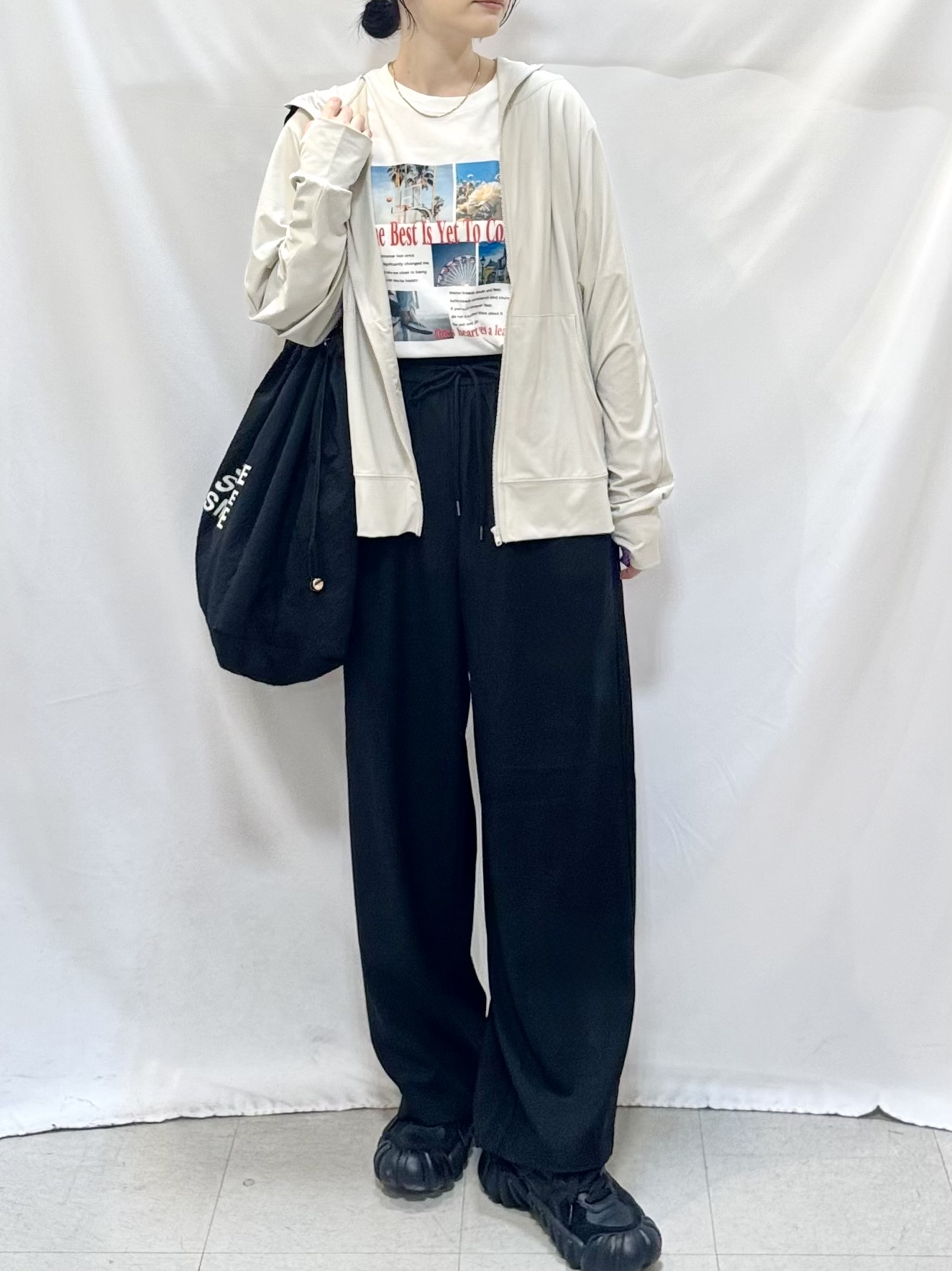 𝐇𝐢𝐫𝐨𝐦𝐢さんの「SHOO･LA･RUE｜【ひんやり/UV/S-LL/洗濯機可】手の甲から首元まで隠れる 指穴つき ドルマンパーカー」を使ったコーディネート