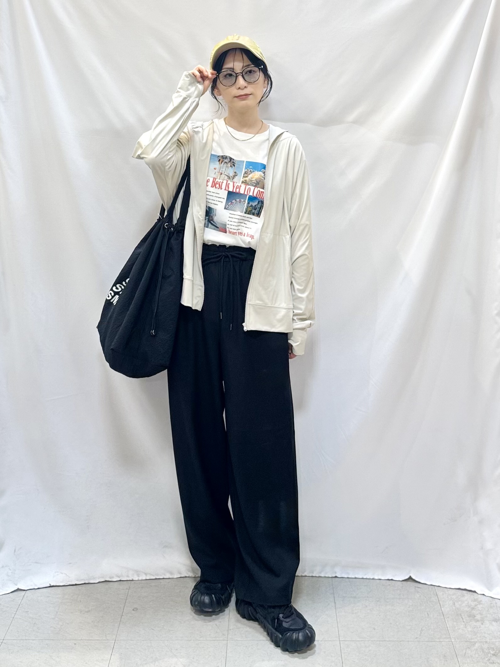 𝐇𝐢𝐫𝐨𝐦𝐢さんの「SHOO･LA･RUE｜【ひんやり/UV/S-LL/洗濯機可】手の甲から首元まで隠れる 指穴つき ドルマンパーカー」を使ったコーディネート