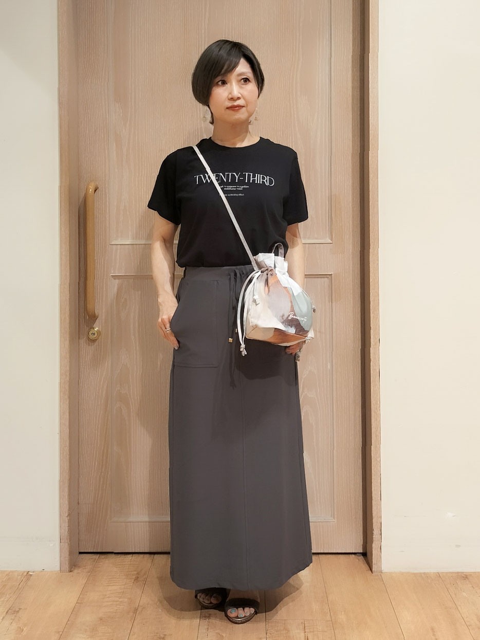 YUKIさんの「SHOO･LA･RUE｜【ひんやり/洗濯機可/体型カバー】二の腕隠れる ゆるっと襟ギャザーレーヨンシャツ」を使ったコーディネート