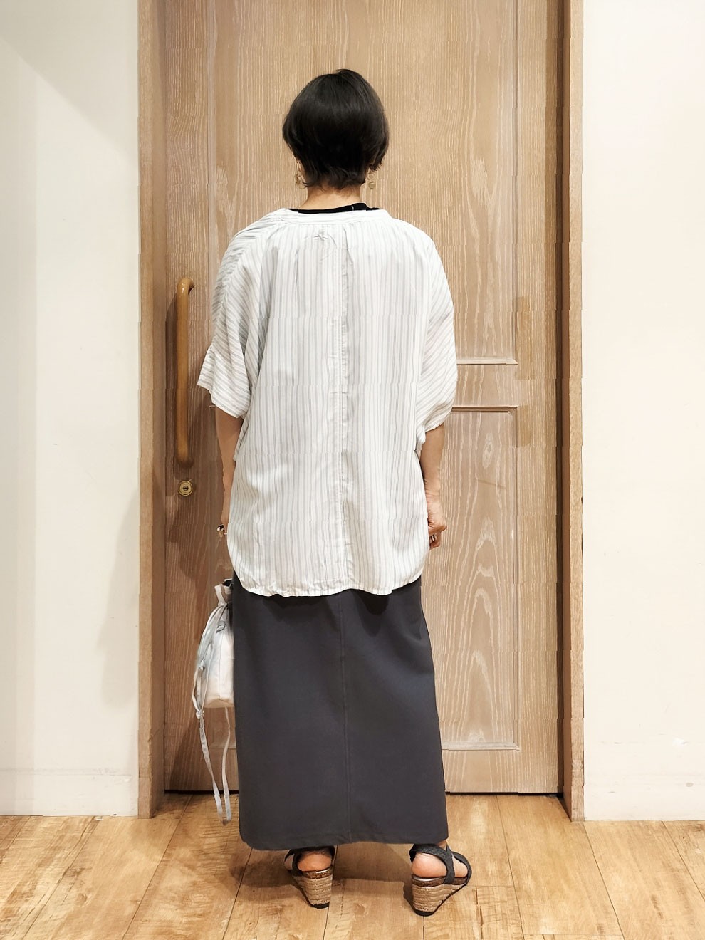 YUKIさんの「SHOO･LA･RUE｜【ひんやり/洗濯機可/体型カバー】二の腕隠れる ゆるっと襟ギャザーレーヨンシャツ」を使ったコーディネート