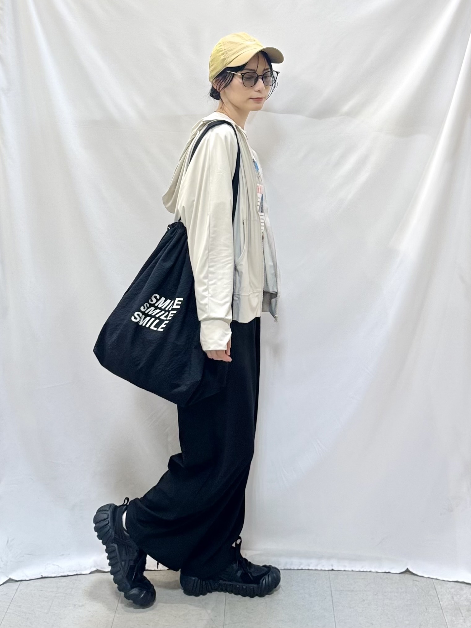 𝐇𝐢𝐫𝐨𝐦𝐢さんの「SHOO･LA･RUE｜【ひんやり/UV/S-LL/洗濯機可】手の甲から首元まで隠れる 指穴つき ドルマンパーカー」を使ったコーディネート