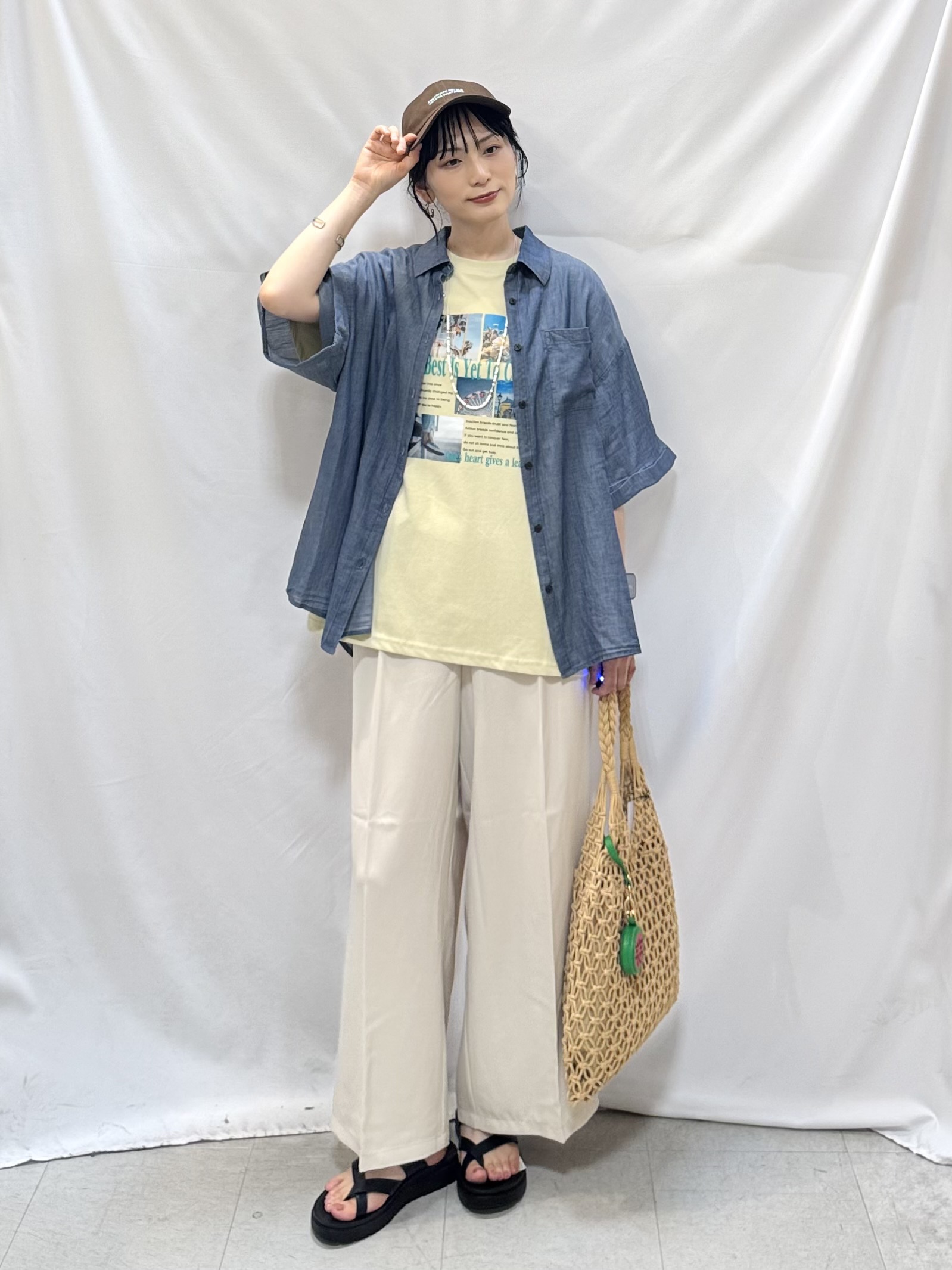 𝐇𝐢𝐫𝐨𝐦𝐢さんの「SHOO･LA･RUE｜【S-LL/洗濯機可/綿100%】やわらかシアーデニム 5分袖ポケットシャツ」を使ったコーディネート