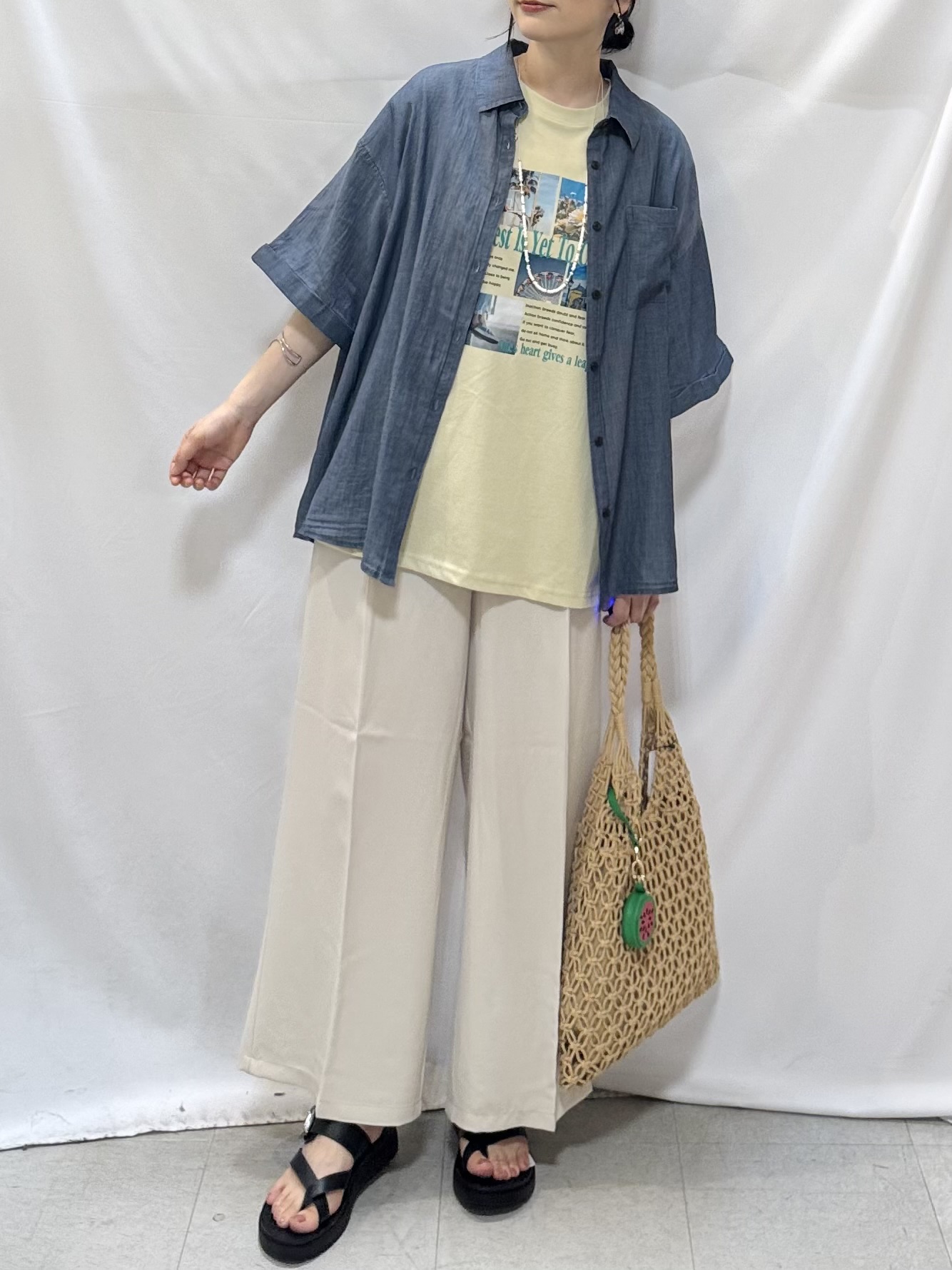 𝐇𝐢𝐫𝐨𝐦𝐢さんの「SHOO･LA･RUE｜【S-LL/洗濯機可/綿100%】やわらかシアーデニム 5分袖ポケットシャツ」を使ったコーディネート