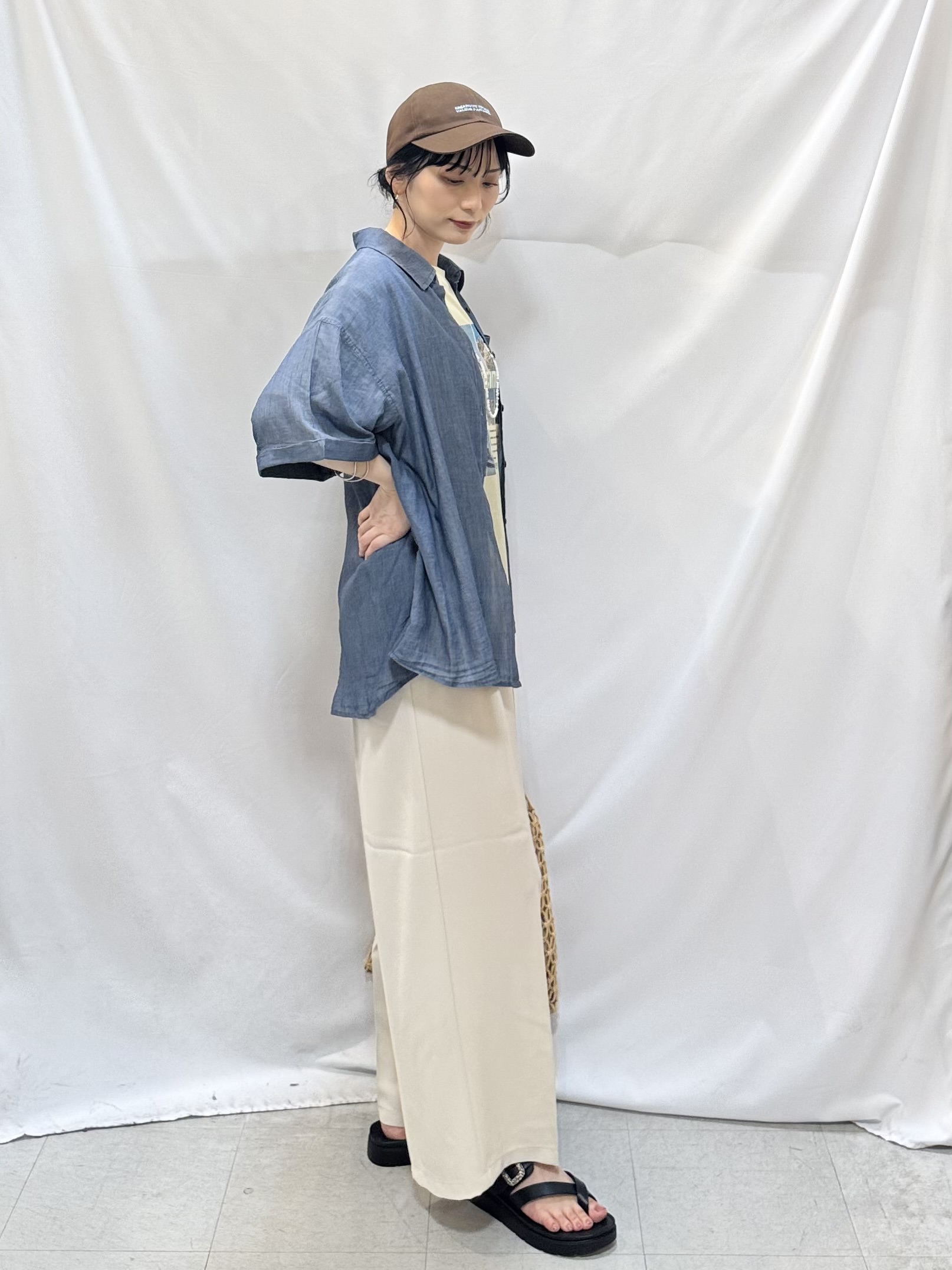 𝐇𝐢𝐫𝐨𝐦𝐢さんの「SHOO･LA･RUE｜【S-LL/洗濯機可/綿100%】やわらかシアーデニム 5分袖ポケットシャツ」を使ったコーディネート